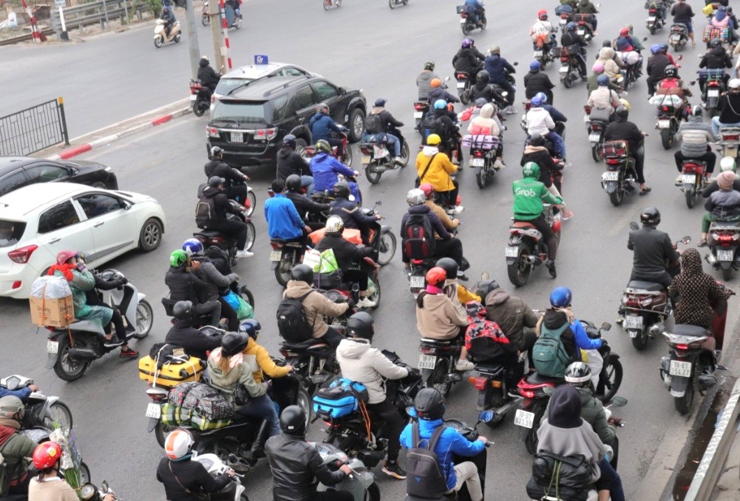 Tại quận Hoàng Mai, khu vực có 2 bến xe lớn là bến xe Nước Ngầm và bến xe Giáp Bát, lượng người và phương tiện đổ về ngày một đông hơn.