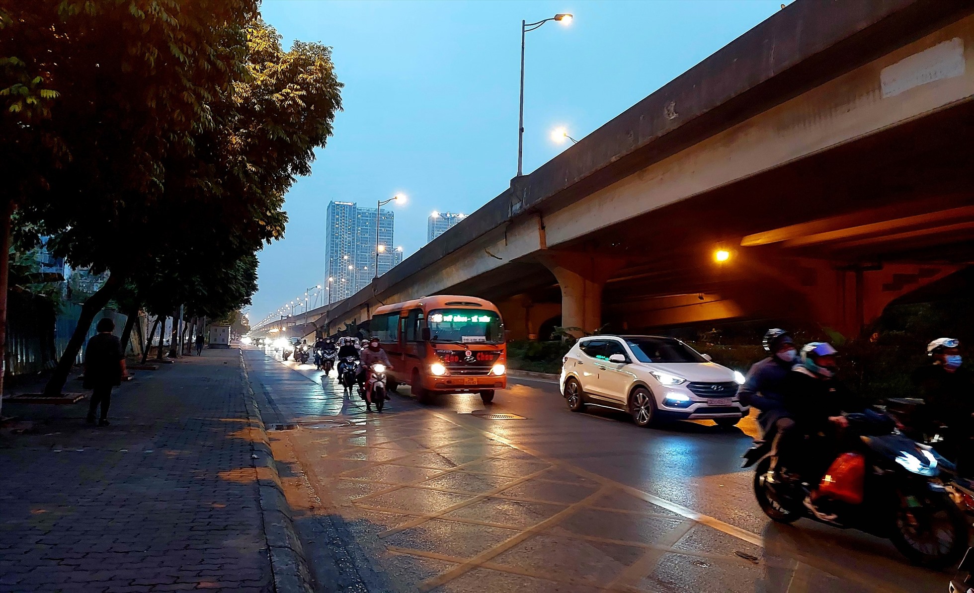 17h45: Áp lực giao thông giảm. Tại đường Phạm Hùng, đường thông thoáng, người dân di chuyển thuận tiện.
