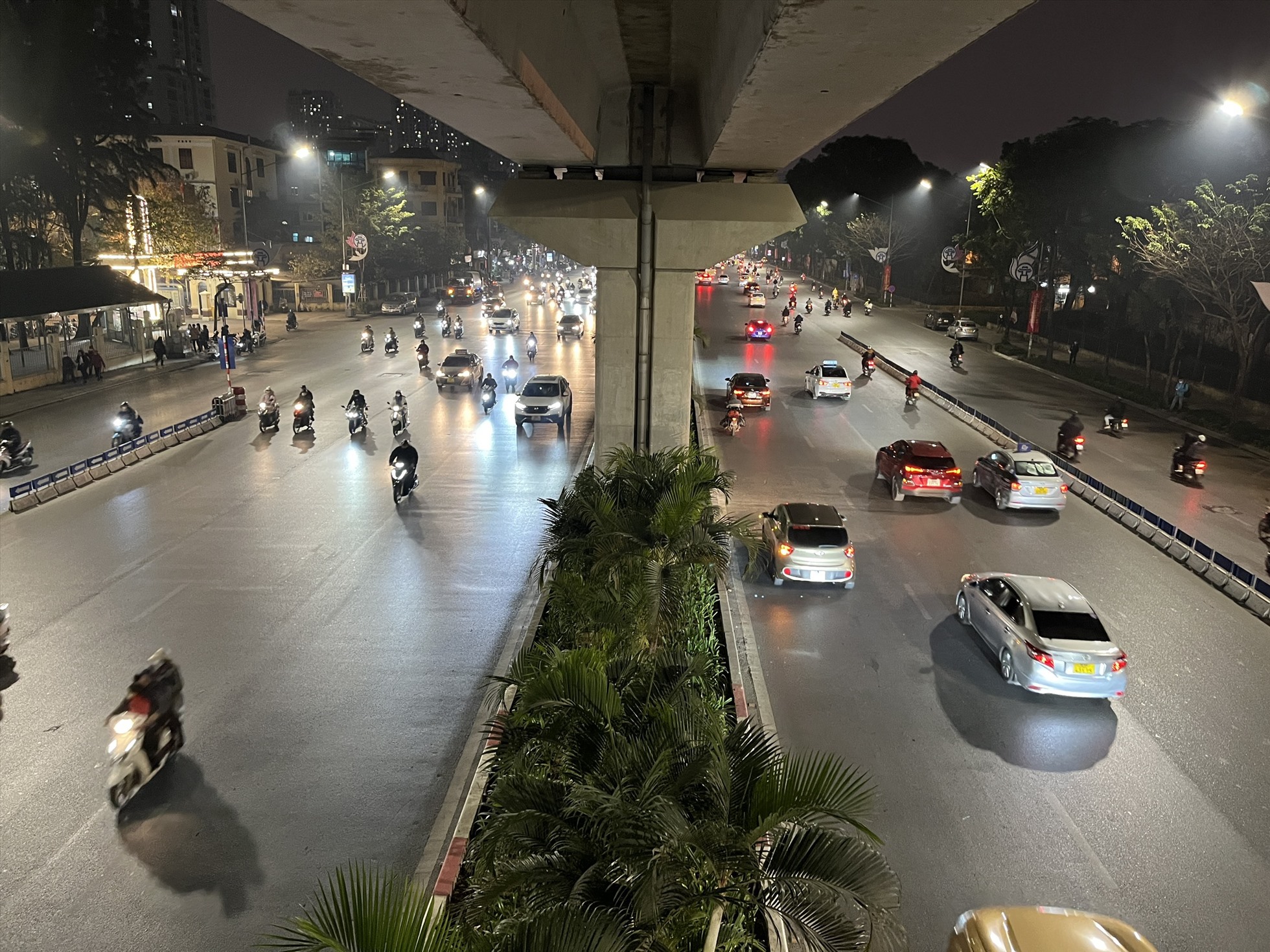 18h15: Đường Nguyễn Trãi, Thanh Xuân mật độ giao thông giảm, các phương tiện lưu thông bình thường.