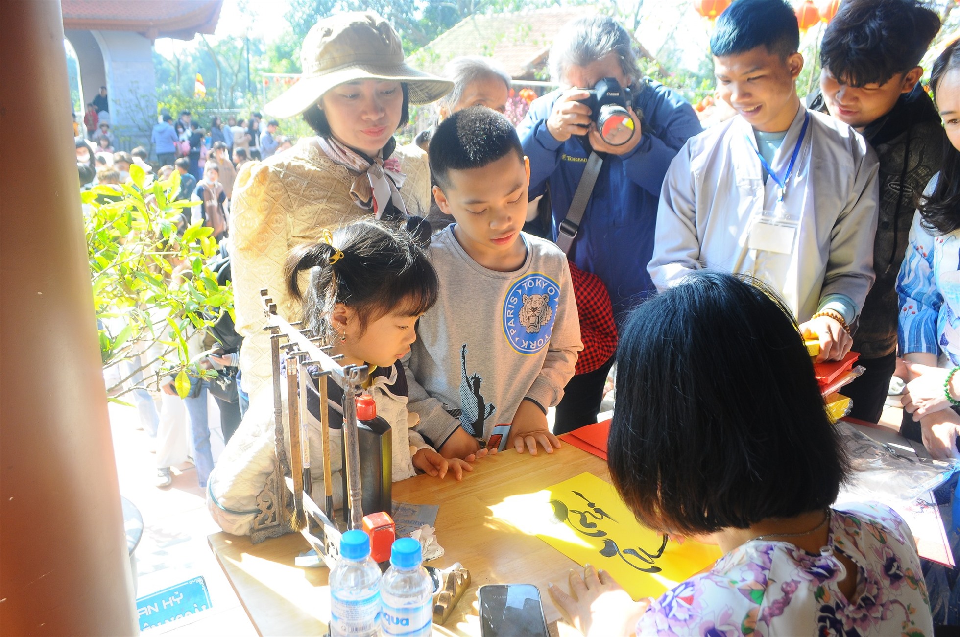 Lễ khai bút thu hút đông đảo thanh thiếu niên trên địa bàn. Ảnh: Phật giáo Nghệ An