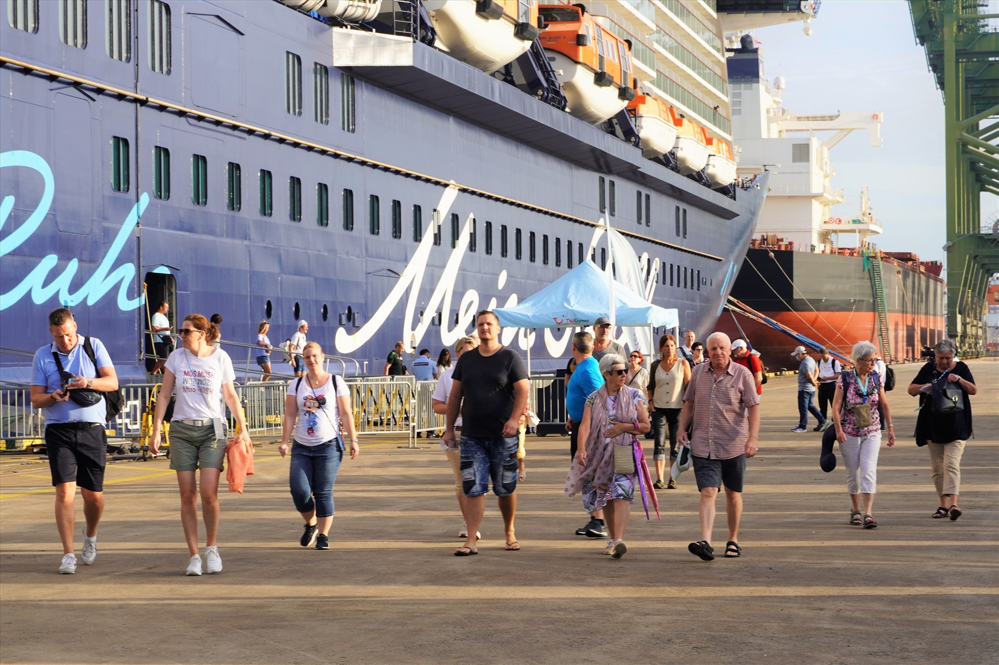 Trong 2.370 du khách quốc tế trên du thuyền Mein Schiff, có khoảng 1.800 người sẽ theo các tour ngắn hạn trong ngày để du lịch, tham quan tại TPHCM, Bà Rịa - Vũng Tàu hoặc một số tỉnh miền Tây như đã chọn trước. Còn 570 du khách sẽ có hành trình tự túc theo những điểm tham quan đã tham khảo, đặt chỗ trước đó.