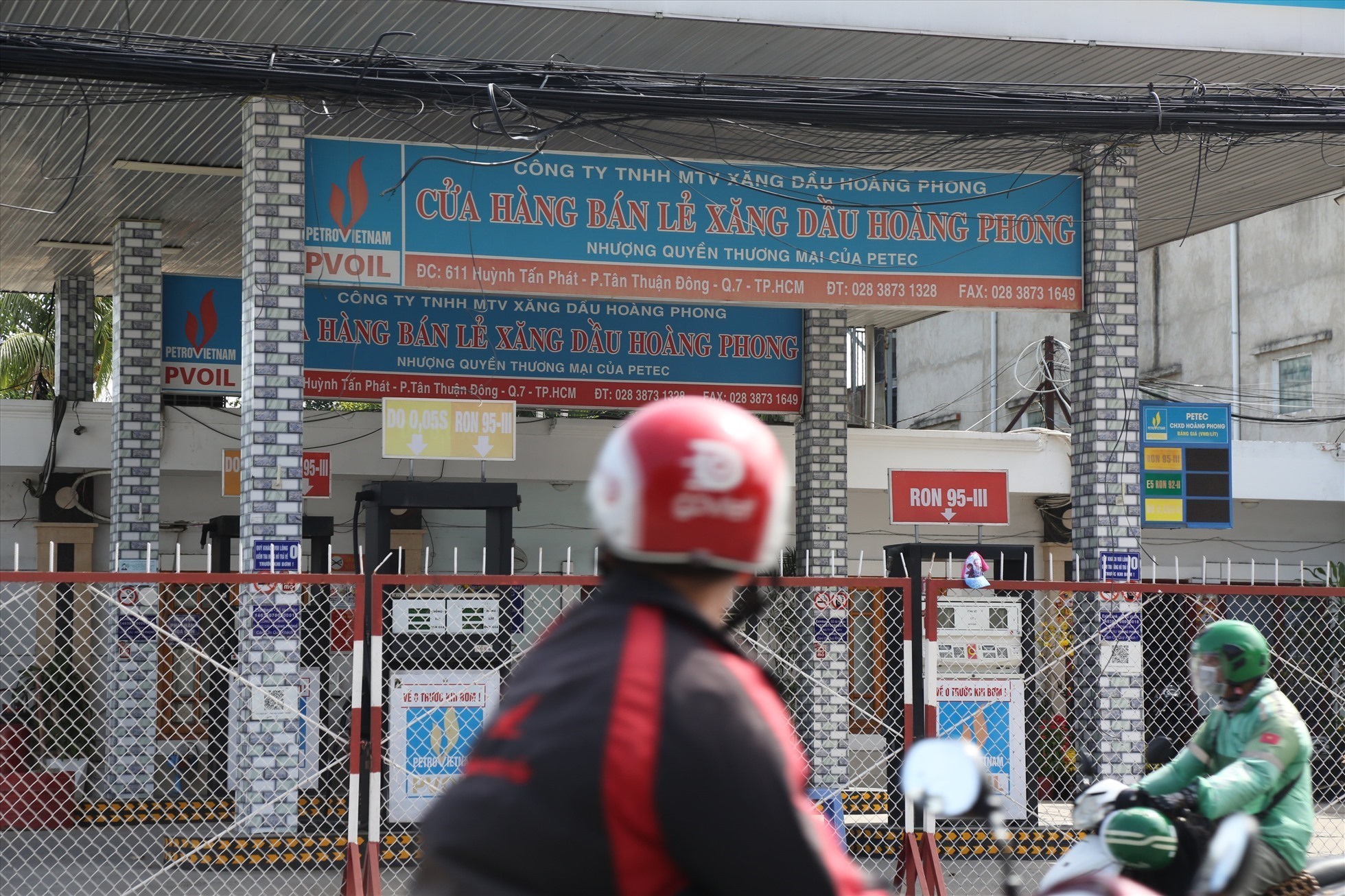 Cây xăng trên đường Huỳnh Tấn Phát, quận 7, đóng cửa ngày 25.1. Ảnh: Anh Tú