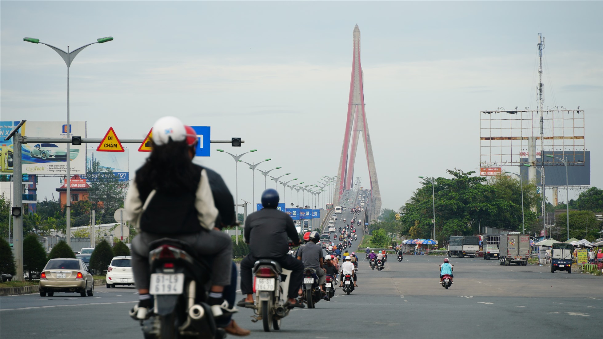 Khoảng 17h, Quốc lộ 1, dòng xe ở các tỉnh trở lại hướng về TP. Hồ Chí Minh để làm việc khá đông đúc.