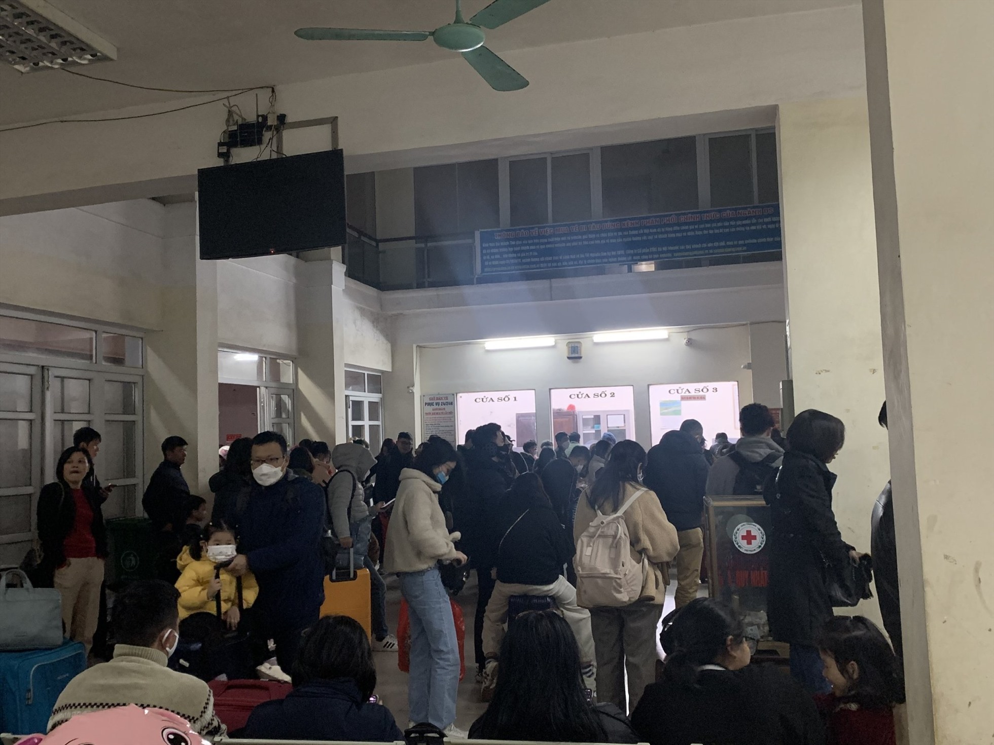 Rất đông hành khách chờ tàu cho đến tận chuyến cuối cùng trong ngày tại ga Nam Định. Ảnh: T.Vương