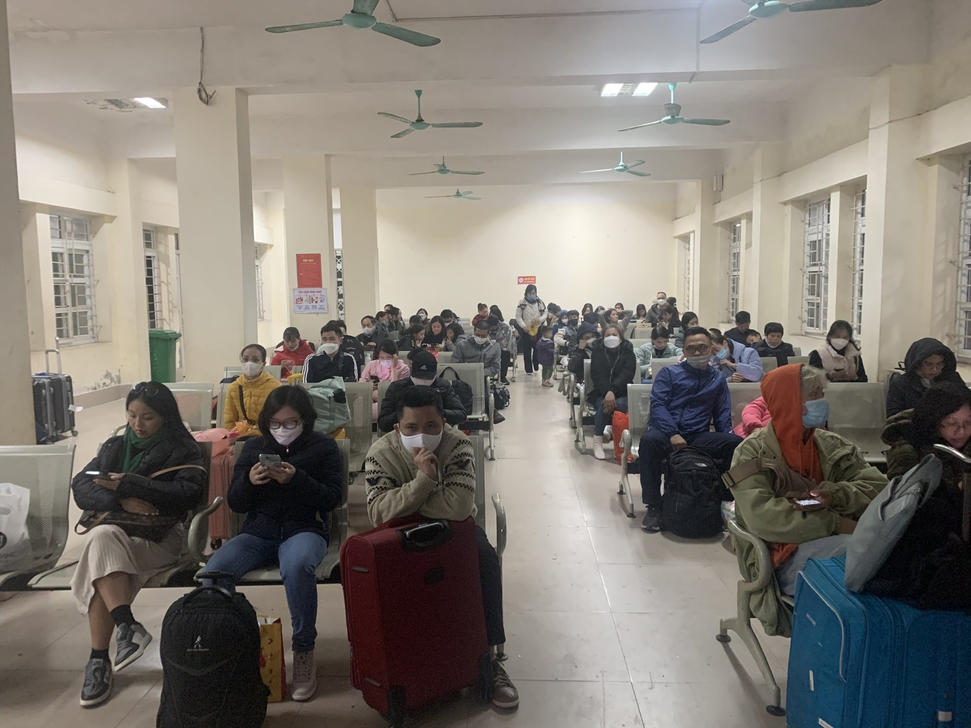 Rất đông hành khách ngồi chờ tàu chạy tại ga Nam Định. Ảnh: T.Vương