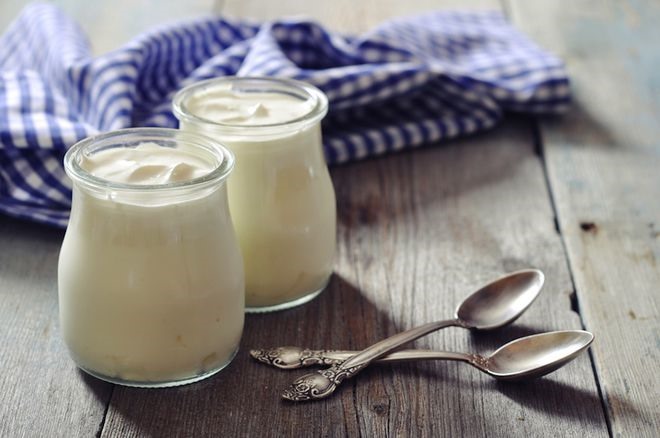 1. Sữa chua ăn kiêng là lựa chọn phổ biến cho những người muốn giảm lượng calo. Trên lý thuyết, sữa chua ăn kiêng ít calo, chất béo và đường hơn phiên bản thông thường. Tuy nhiên, sữa chua ăn kiêng thường qua nhiều công đoạn chế biến và chứa nhiều thành phần nhân tạo hơn. Vì vậy, cần đọc kỹ thành phần dinh dưỡng và loại bỏ các loại sữa chua chứa nhiều đường, hương liệu, mật ong hay các chất béo đặc biệt… để tránh tăng calo và lượng đường không cần thiết vào cơ thể. Ảnh AFP