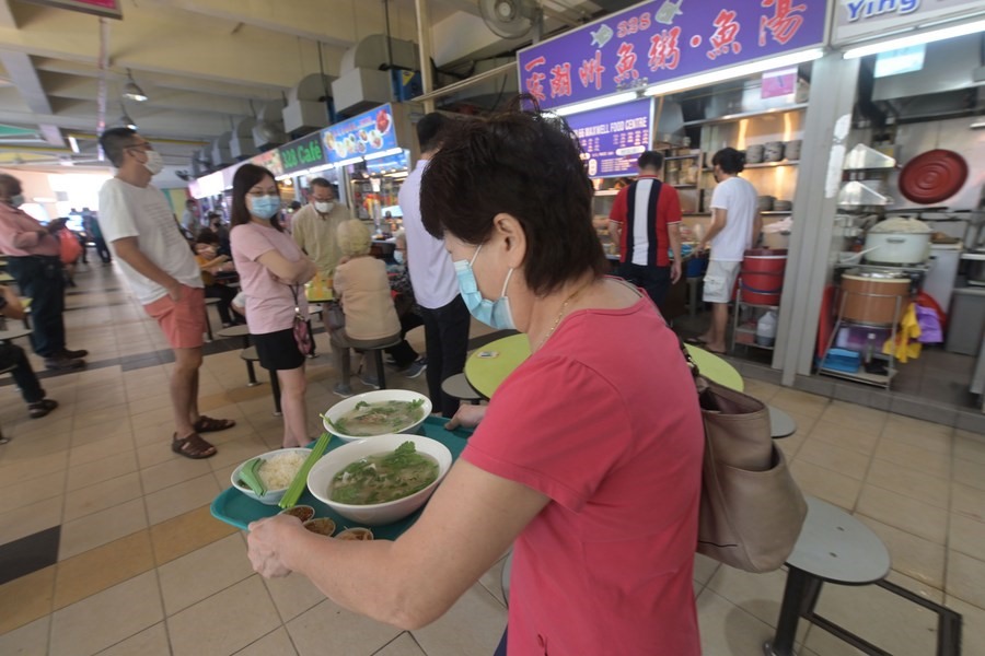 Lạm phát thực phẩm ở khu hàng rong (hawker center) ở Singapore đã tăng kỉ lục. Ảnh: Then Chih Wey/Xinhua