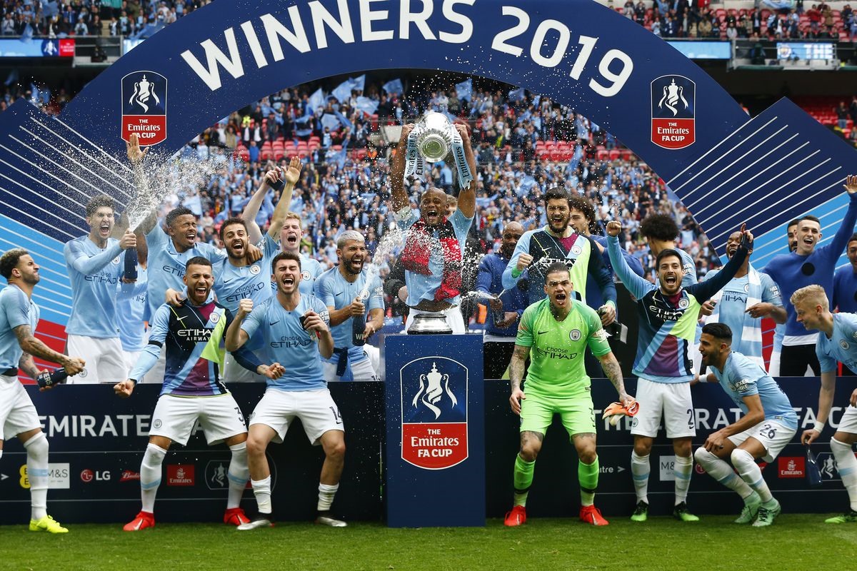 Man City là đội duy nhất trong lịch sử bóng đá Anh thuộc kỉ nguyên mở có thể giành 3 cúp quốc nội trong một mùa giải. Ảnh: FA Cup