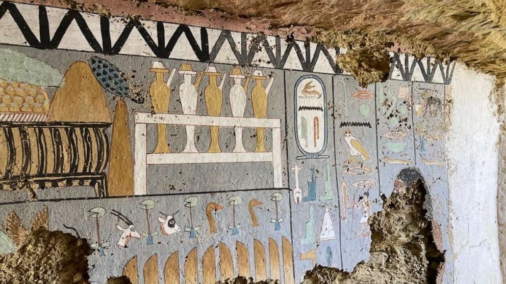 Các đồ tạo tác được phát hiện gần đây tại kim tự tháp bậc thang của Djoser ở Saqqara, Cairo, Ai Cập, ngày 26.1.2023. Ảnh: Bộ Du lịch và Cổ vật Ai Cập