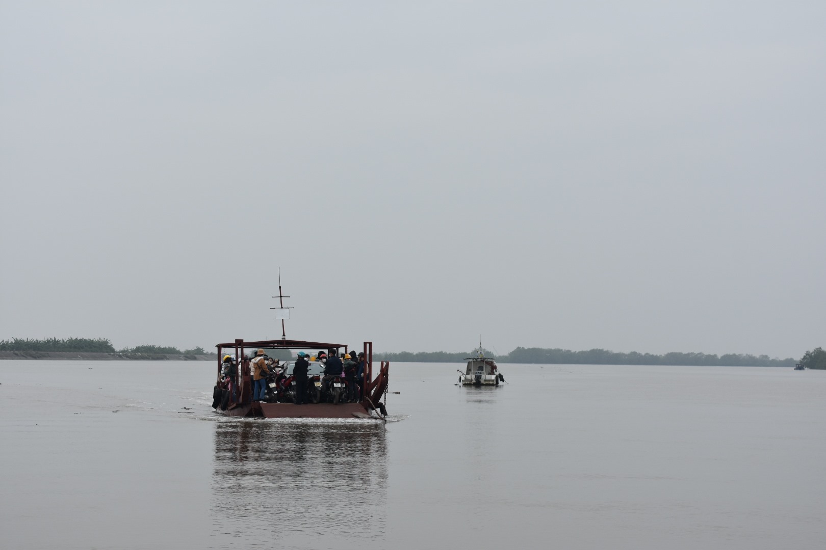 Sáng ngày 26.1 (tức Mùng 5 Tết), đông đảo người dân từ Nam Định di chuyển bằng đò qua sông Hồng để đến viếng Đền Bà. Ảnh: Trung Du