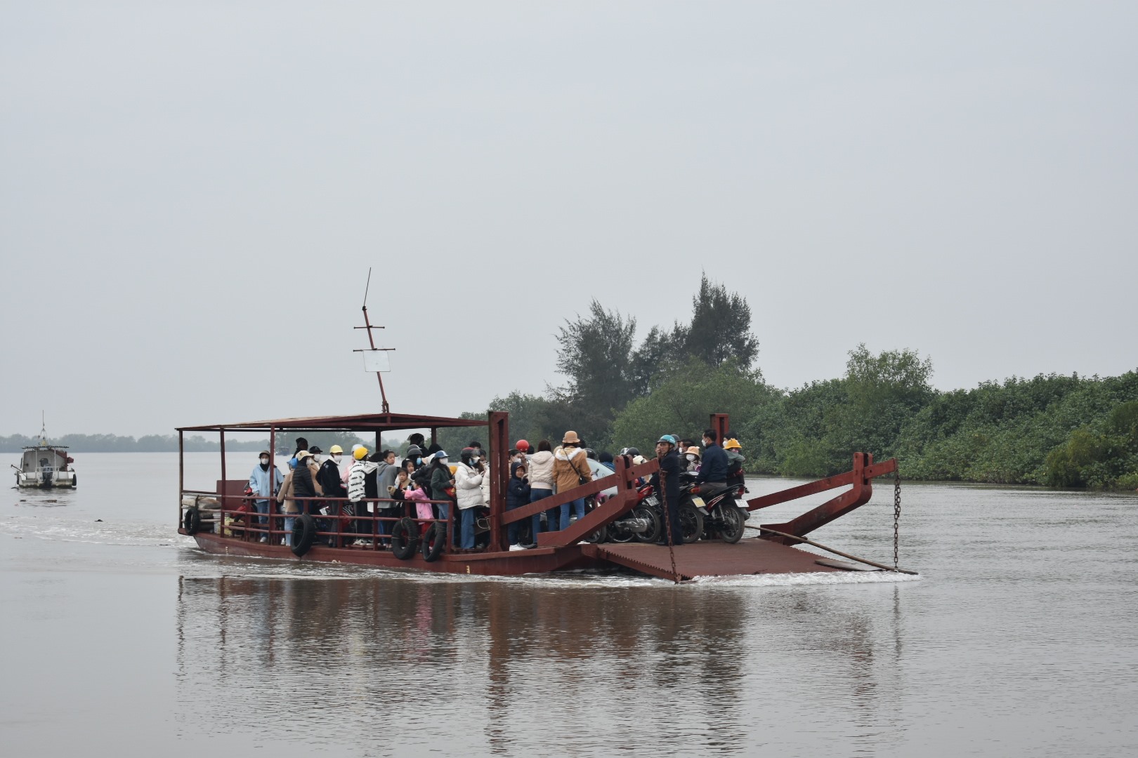 Sáng ngày 26.1 (tức Mùng 5 Tết), đông đảo người dân từ Nam Định di chuyển bằng đò qua sông Hồng để đến viếng Đền Bà. Ảnh: Trung Du