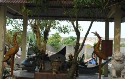 Mộ thờ và tượng cá voi (cá Ông) bên trong Đền Bà. Ảnh: Thu Hường