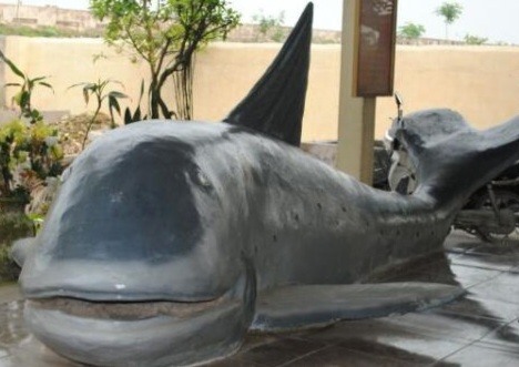 Mộ thờ và tượng cá voi (cá Ông) bên trong Đền Bà. Ảnh: Thu Hường