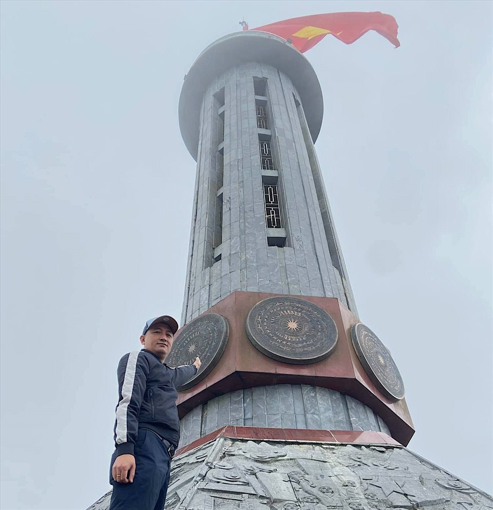 Anh Nguyễn Tuấn Hà trong một buổi tham quan cột cờ Lũng Cú, Hà Giang. Ảnh: NVCC