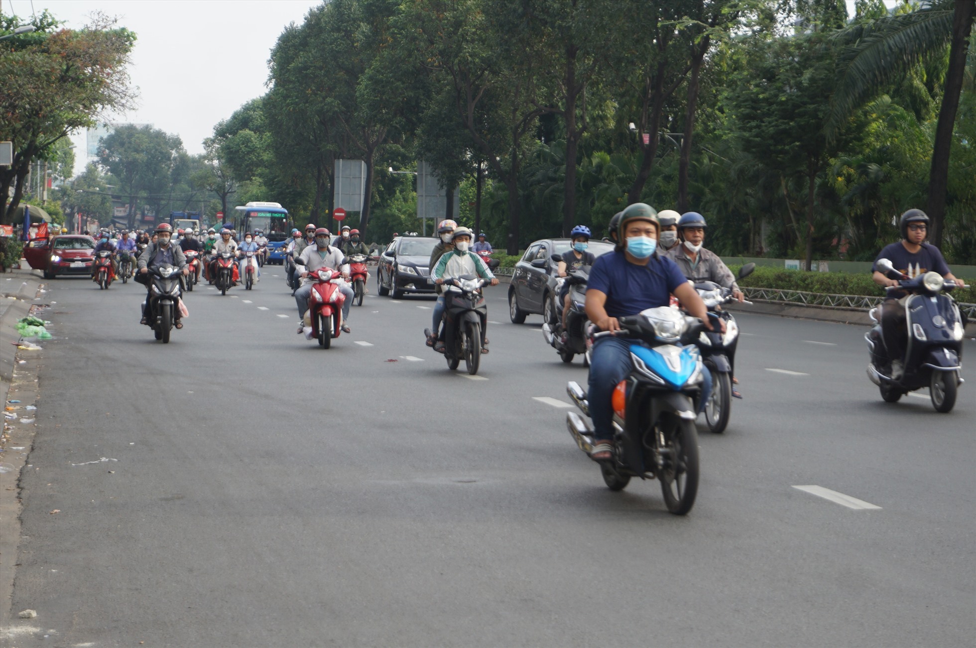 Đường Đinh Bộ Lĩnh qua bến xe Miền Đông (quận Bình Thạnh) giao thông cũng thông thoáng, ít xe cộ qua lại.