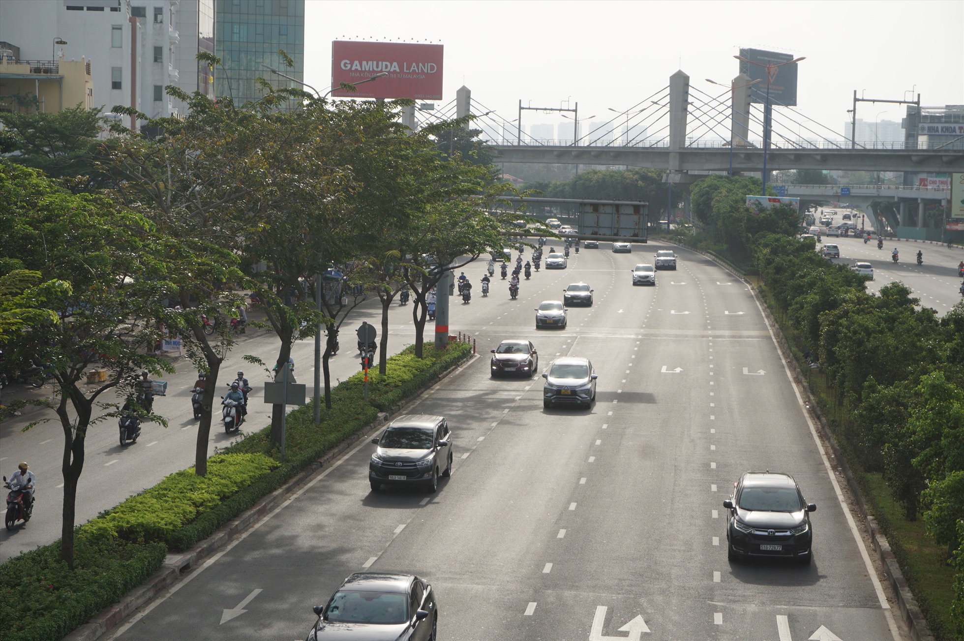 Làm xe ô tô trên đường Điện Biên Phủ hướng từ cầu Sài Gòn vào trung tâm TPHCM