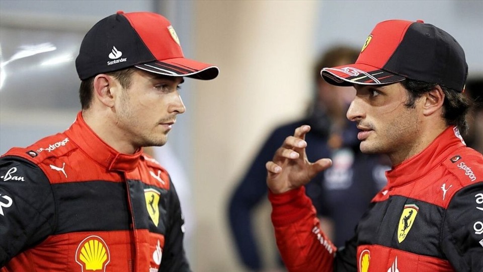 Carlos Sainz (trái) và Leclerc sẽ được đối xử như nhau trong mùa giải 2023. Ảnh: The Sport Rush
