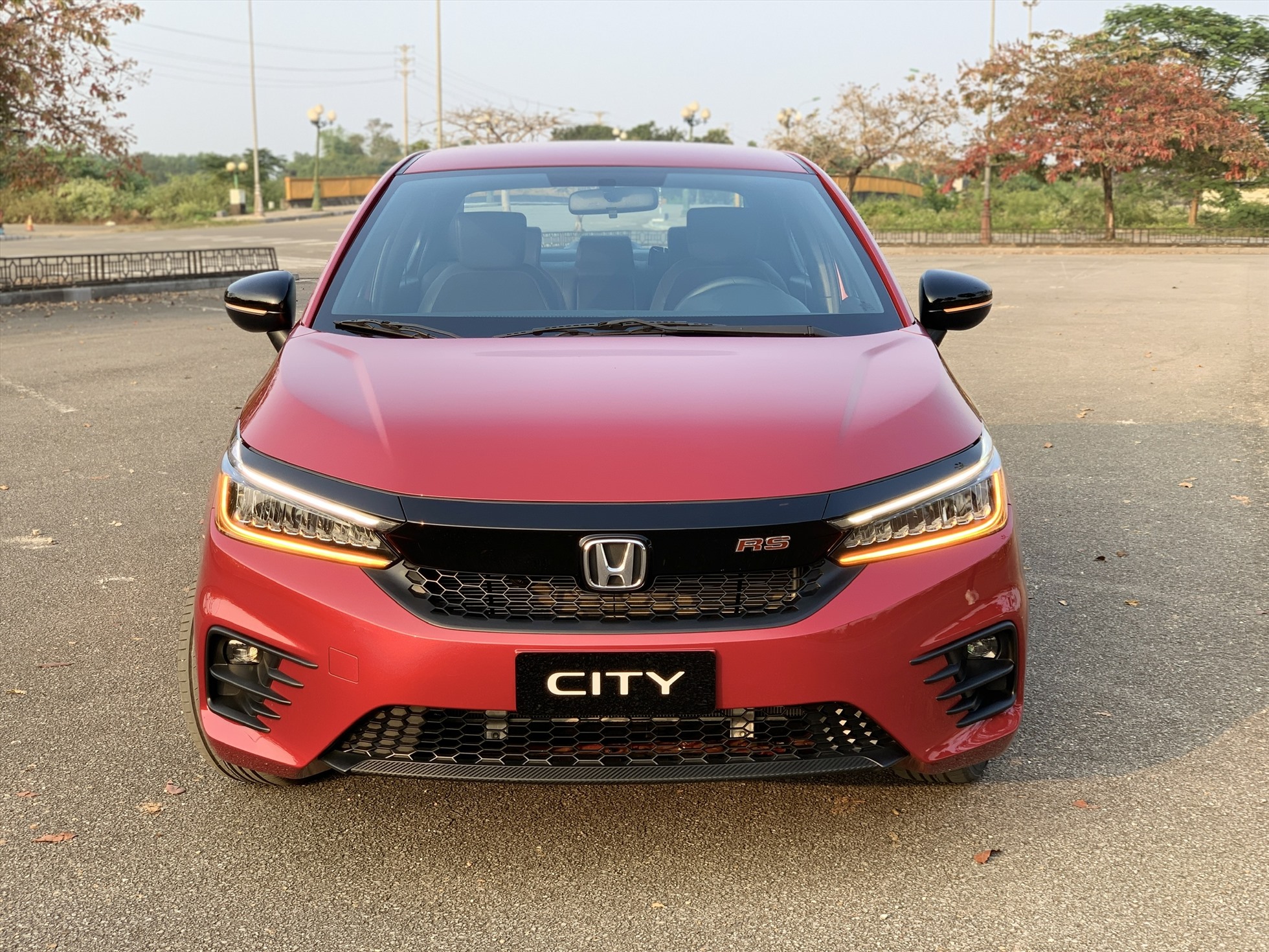 Honda City hiện nay vẫn là phiên bản ra mắt từ năm 2021, sử dụng động cơ 1.5L kết hợp với hộp số tự động vô cấp CVT. Mẫu sedan hạng B này có mức giá dao động từ 499 đến 599 triệu đồng. Ảnh: Khánh Linh.