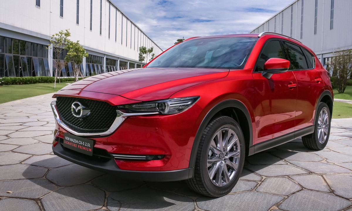 Mazda CX-5 được THACO lắp ráp trong nước và giới thiệu ra thị trường tới 7 phiên bản với giá bán từ 839 triệu đến 1,059 tỉ đồng. Ảnh: Mazda.
