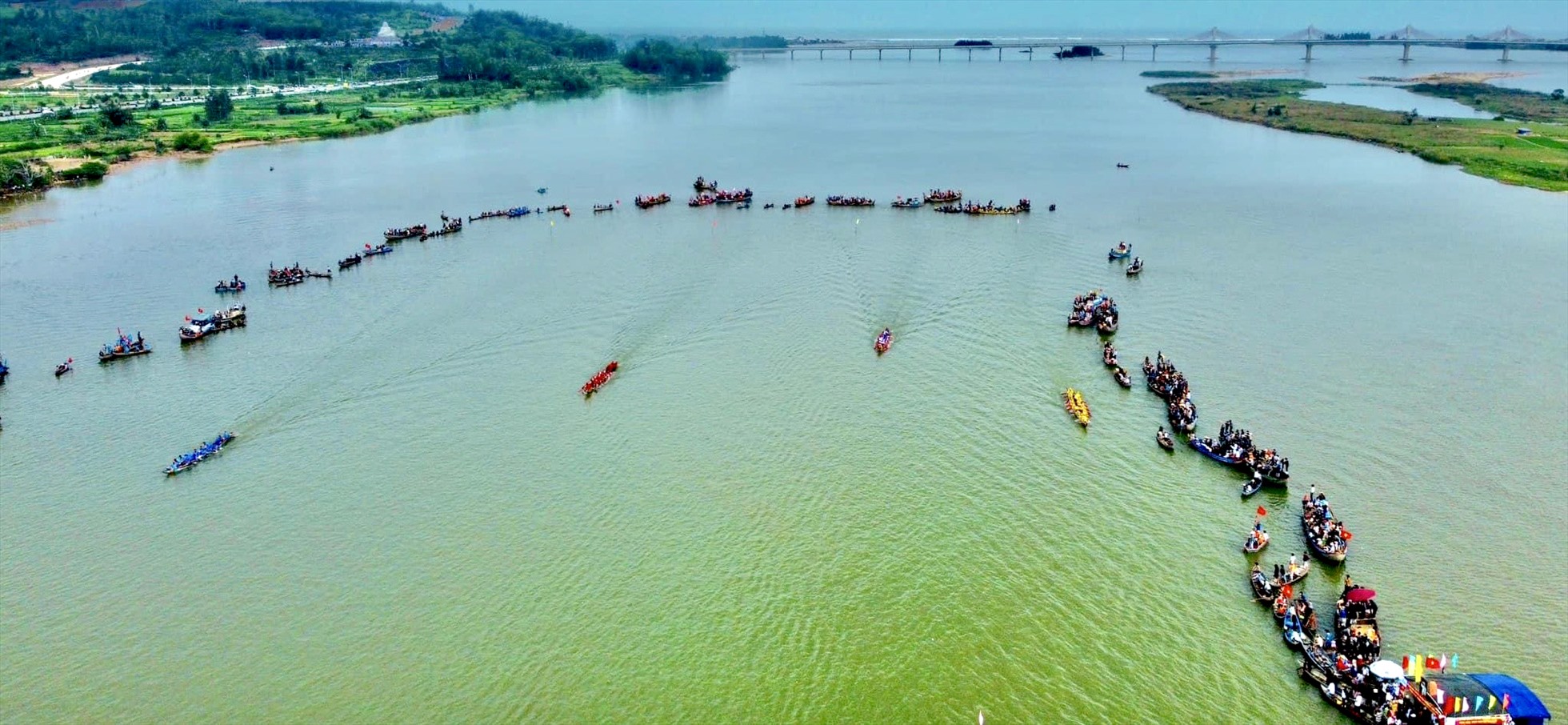 Lễ hội đua thuyền truyền thống trên sông Trà Khúc được xã Tịnh Long, TP Quảng Ngãi tổ chức 2 năm 1 lần, vào mùng 5 và mùng 6 Tết Nguyên đán. Ảnh: Ngọc Viên