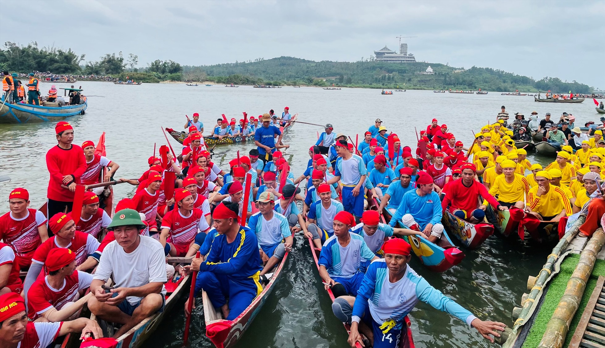 Lễ hội đua thuyền tứ linh có 4 đội đua đến từ 4 thôn trong xã là An Lộc, Tăng Long, An Đạo, Gia Hòa. Ảnh: Ngọc Viên