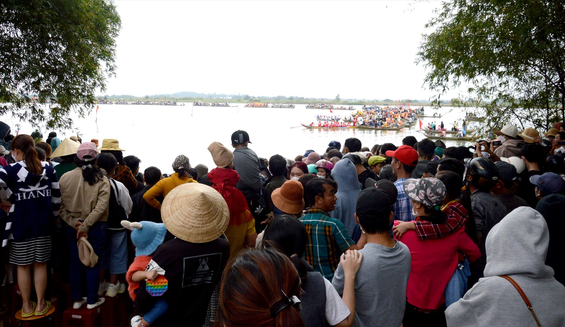 Dọc hai bên sông nơi diễn ra đua thuyền, khán giả đứng chật kín để cổ vũ cho các đội đua. Ảnh: Ngọc Viên