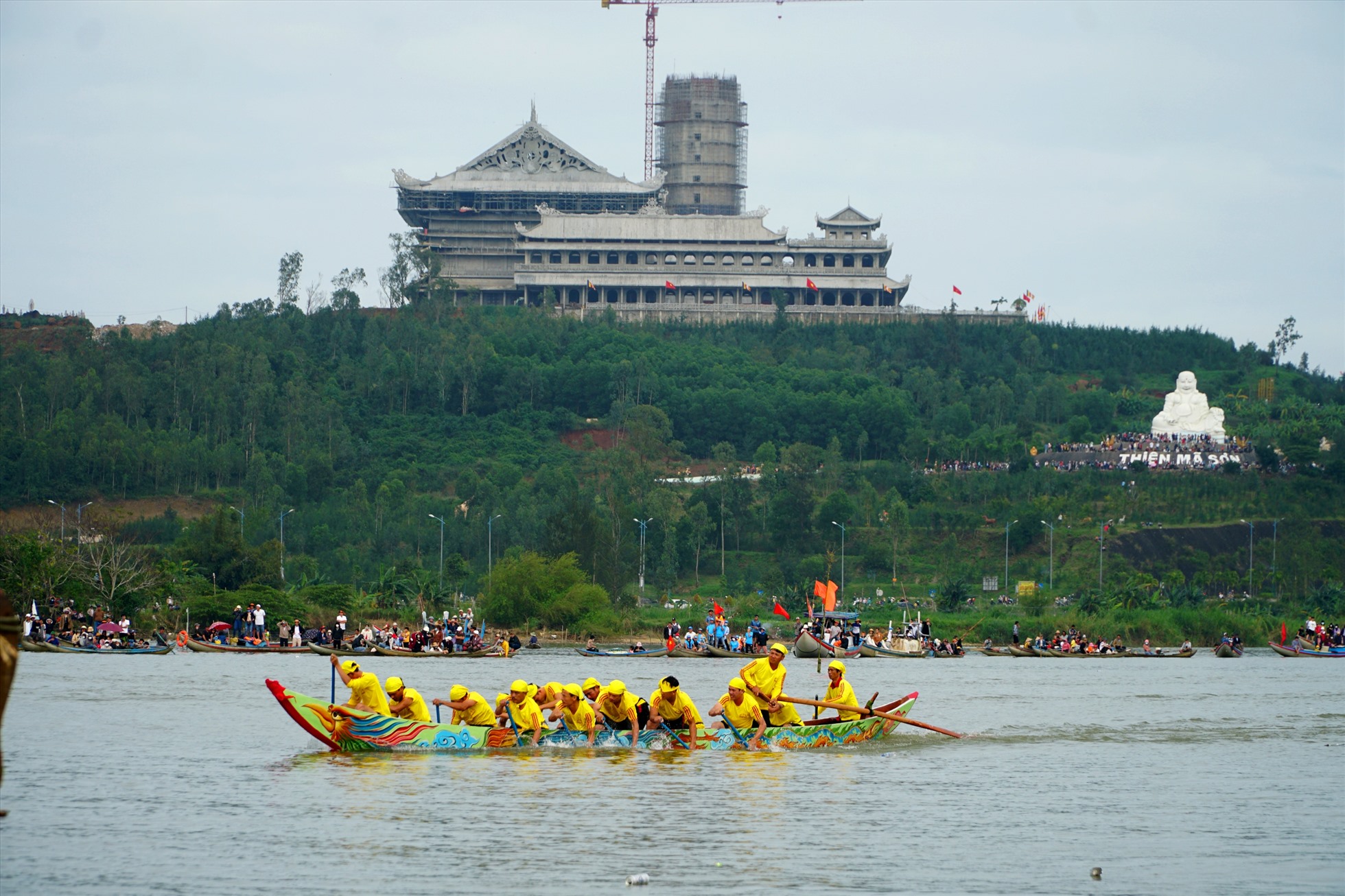 Lễ hội đua thuyền truyền thống ở Tịnh Long đã tồn tại hàng trăm năm qua, người dân địa phương quan niệm rằng thuyền của thôn nào về đích đầu tiên trong cuộc đua thì người dân thôn ấy sẽ gặp nhiều may mắn trong năm mới. Ảnh: Ngọc Viên