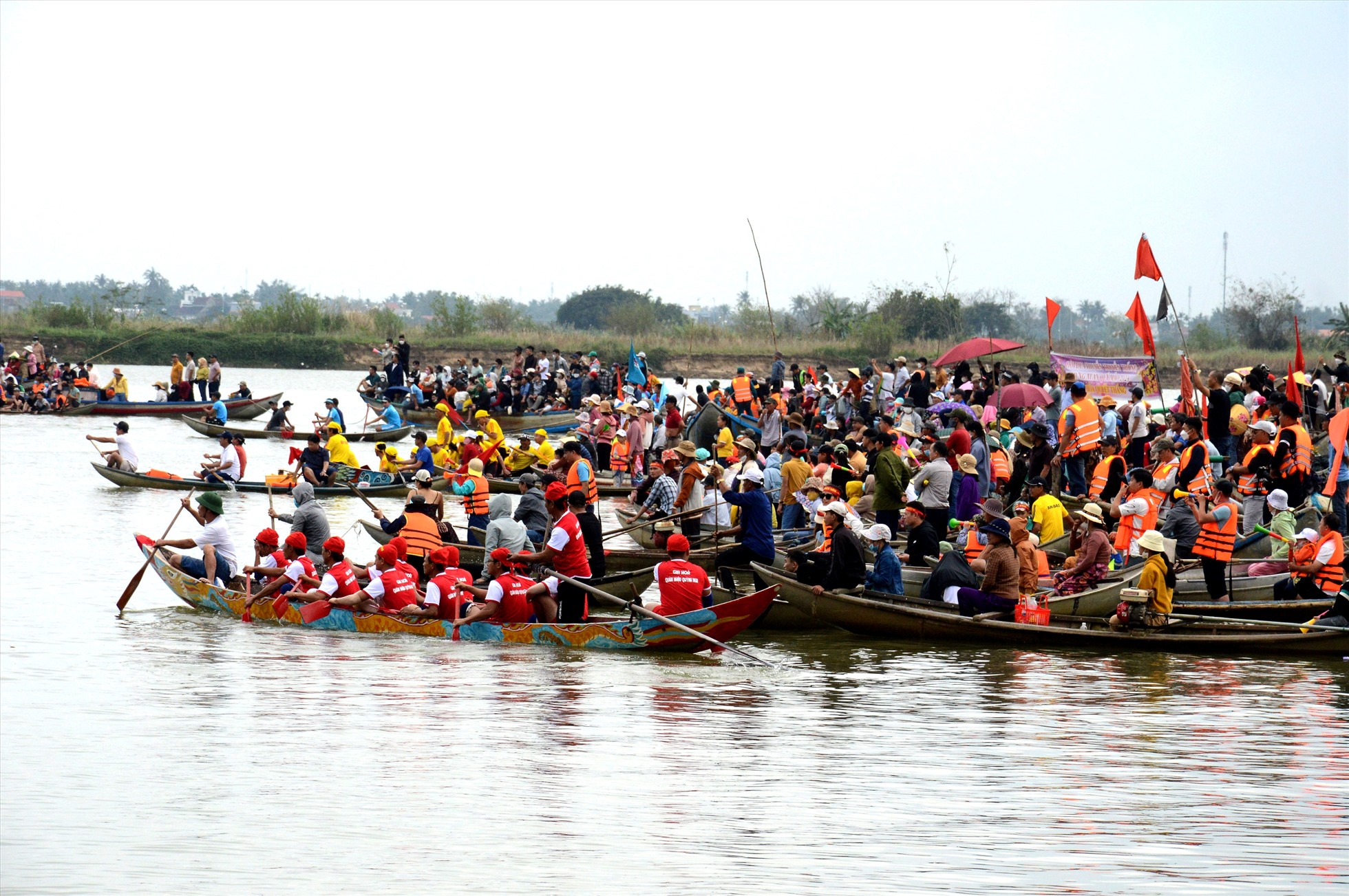 Lễ hội đua thuyền trên sông Trà Khúc thu hút đông đảo người dân và du khách đến xem. Thay vì đứng trên bờ, họ nhiệt tình chèo ghe ra giữa sông để cổ vũ cho các đội đua. Ảnh: Ngọc Viên