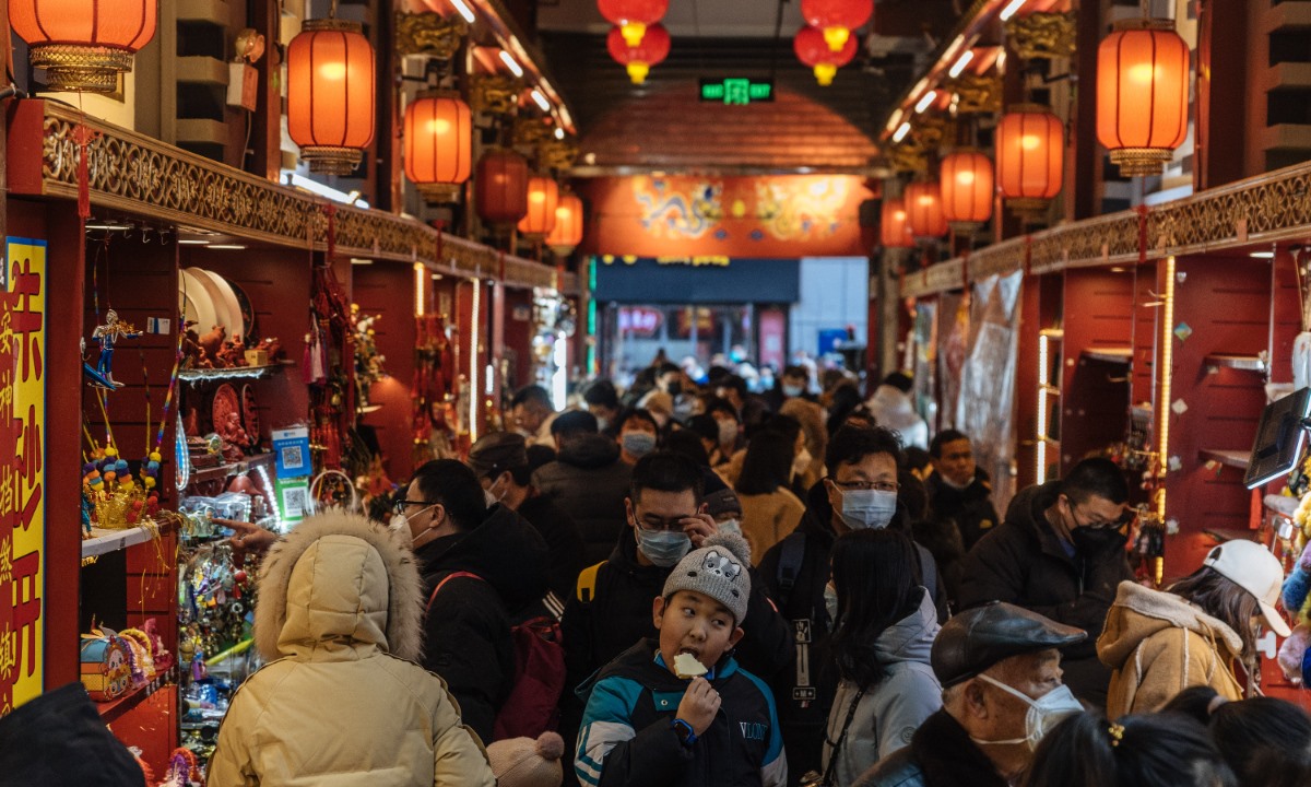 Một con phố tại Bắc Kinh chật kín khách du lịch vào tháng 1.2023. Ảnh: Li Hao/Global Times