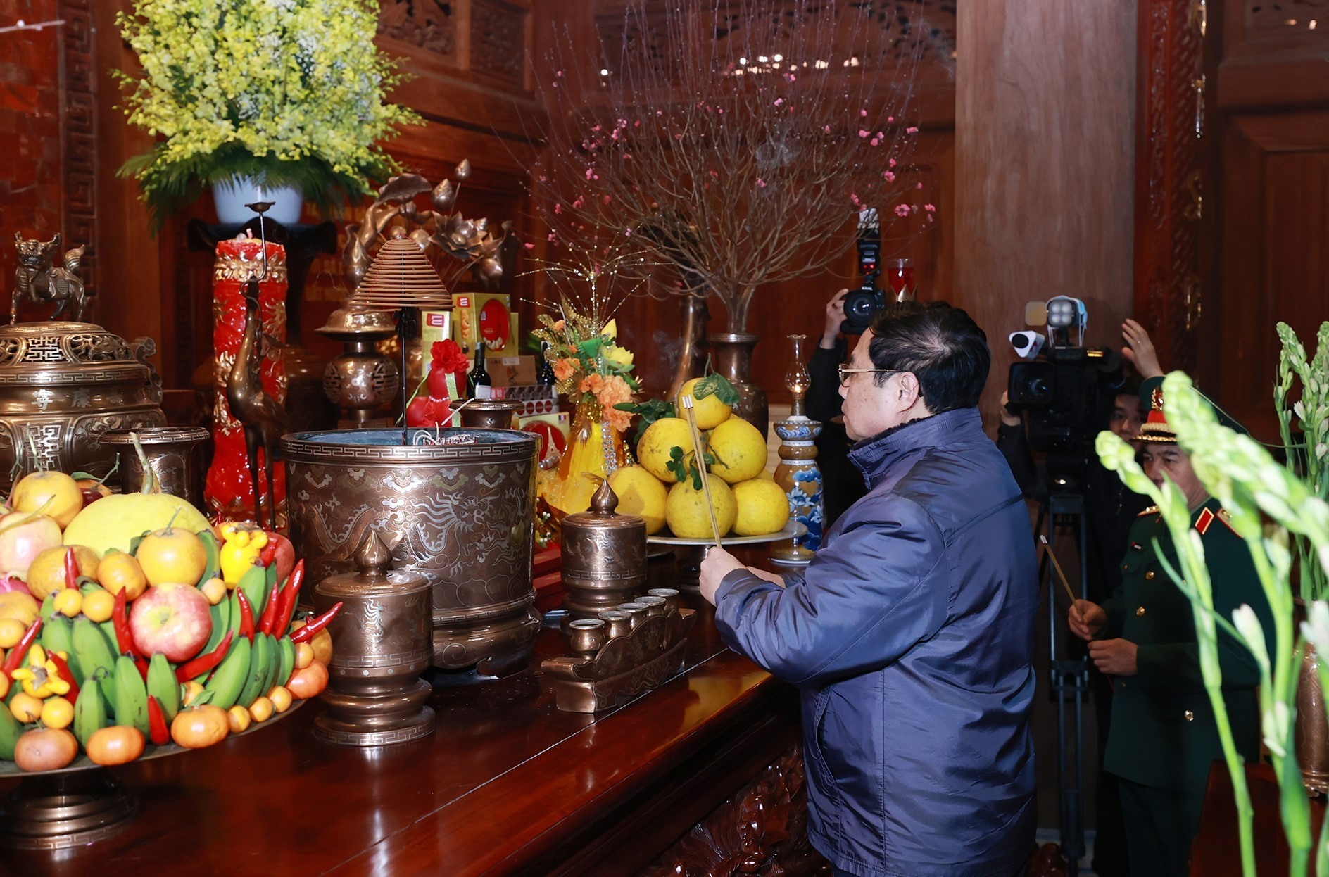 Thủ tướng Phạm Minh Chính dâng hương tưởng nhớ Chủ tịch Hồ Chí Minh tại Khu Di tích K9. Ảnh: Dương Giang