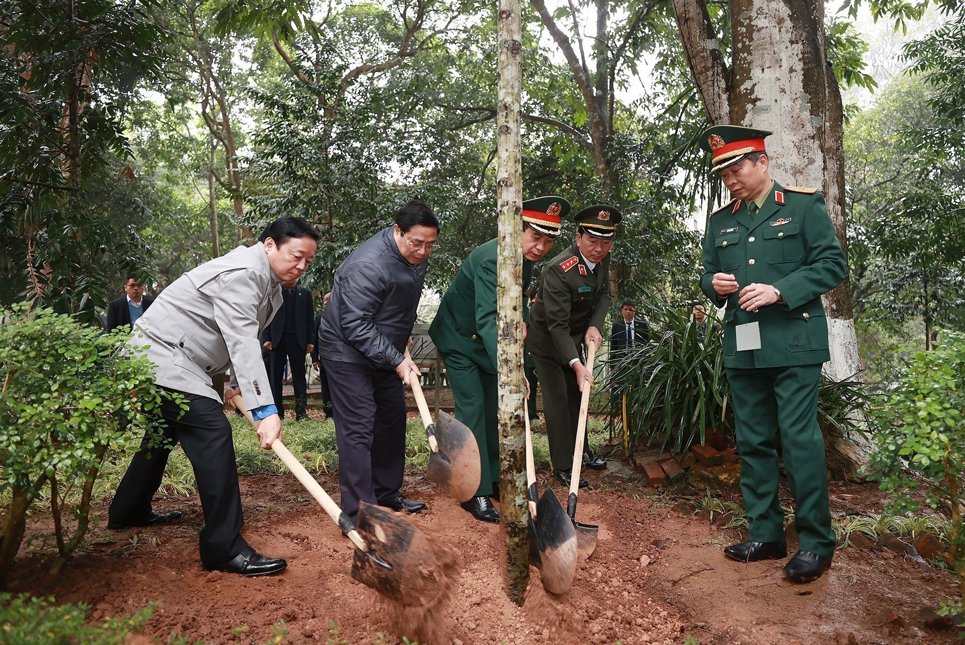 Thủ tướng Phạm Minh Chính trồng cây lưu niệm tại Khu Di tích K9. Ảnh: Dương Giang