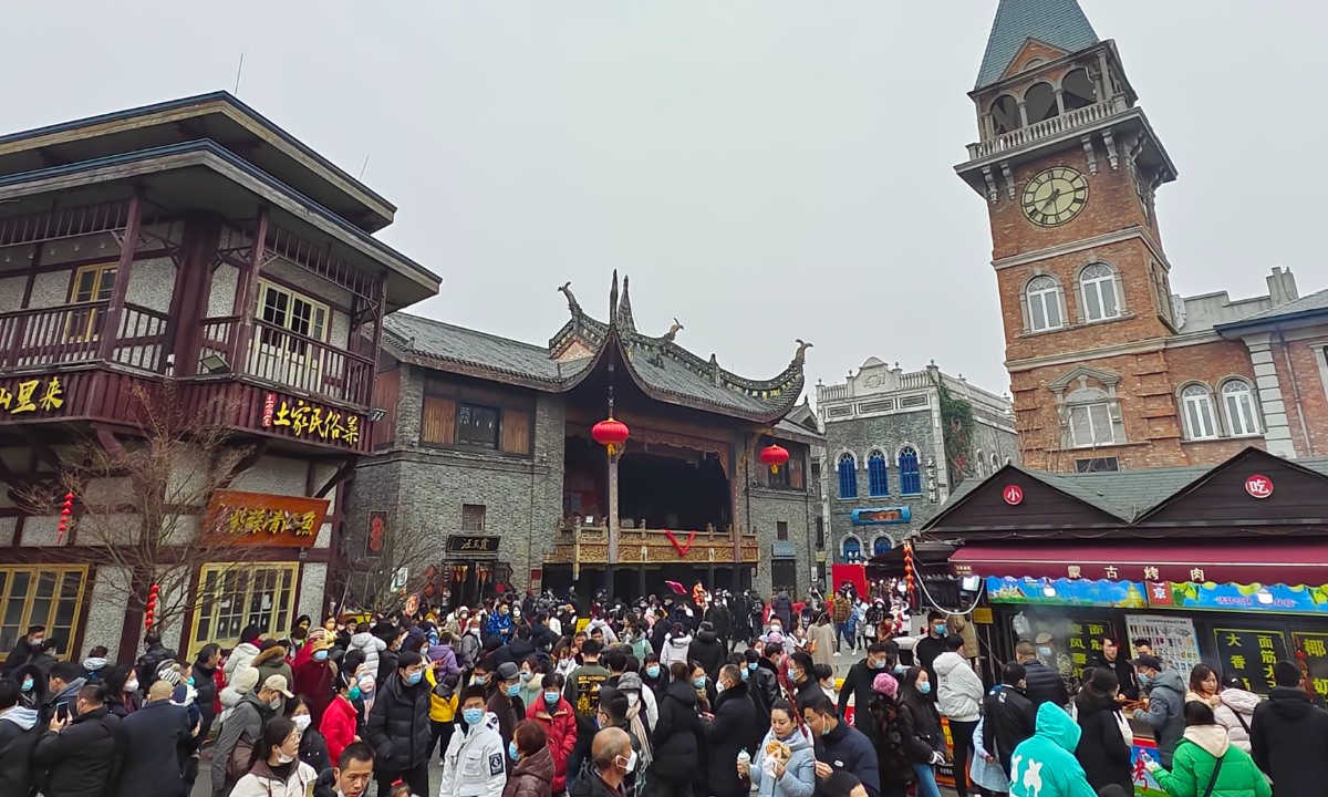 Du khách thưởng thức lễ hội lễ hội mùa xuân ở thành phố Vũ Hán (tỉnh Hồ Bắc, Trung Quốc) vào dịp Tết Nguyên đán 2023. Ảnh: IC/Global Times