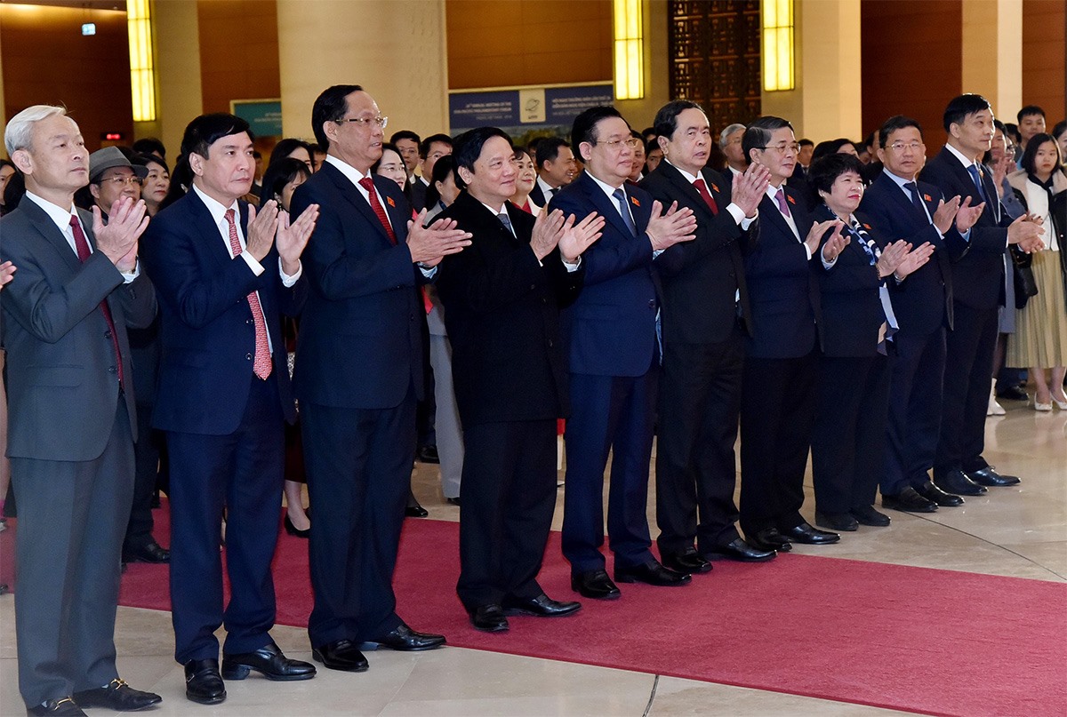 Chủ tịch Quốc hội Vương Đình Huệ và các đại biểu dự gặp mặt. Ảnh: Lâm Hiển