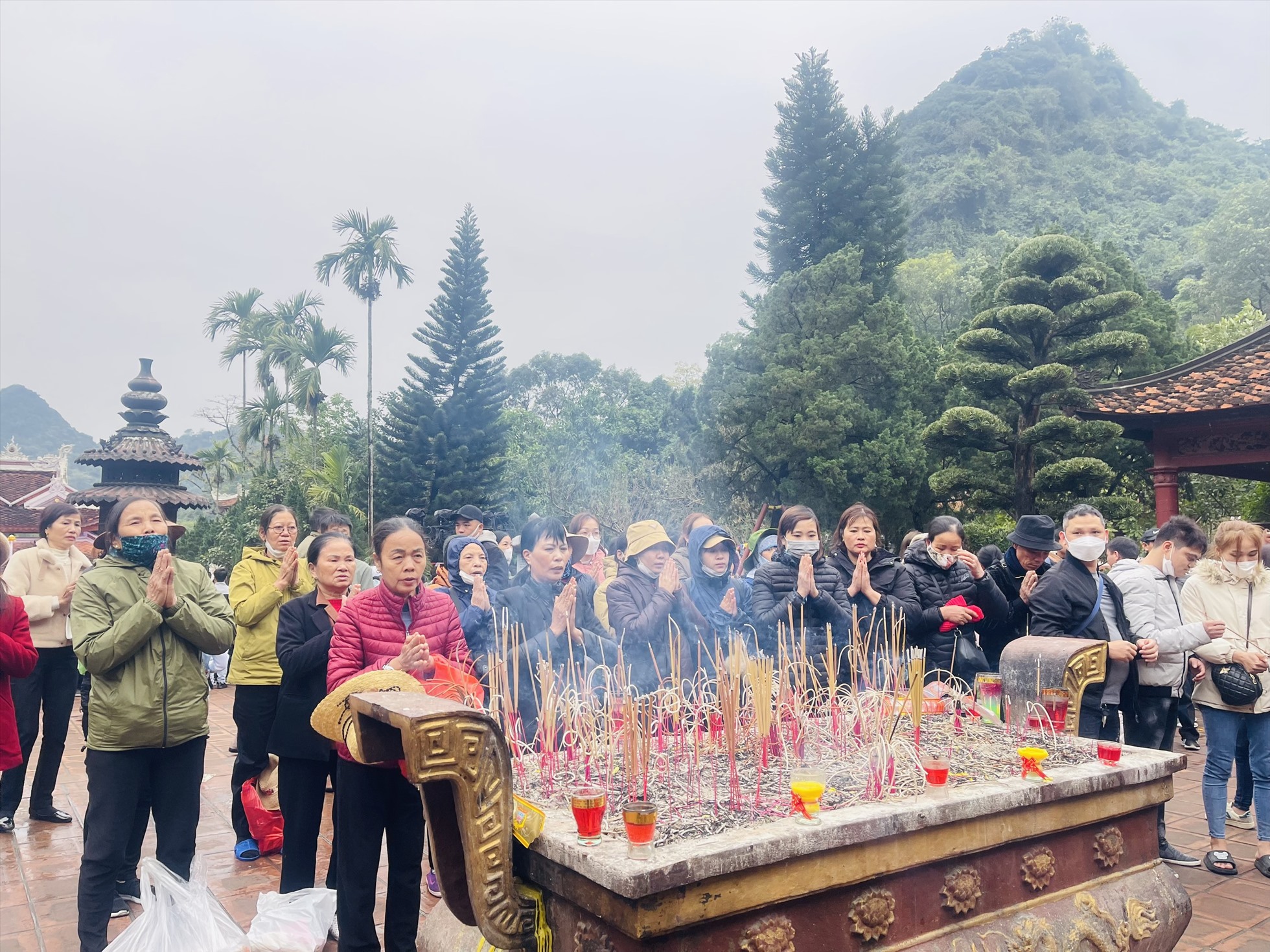 Người dân thắp hương lễ Phật tại sân chùa Thiên Trù. Ảnh: Hương Mai