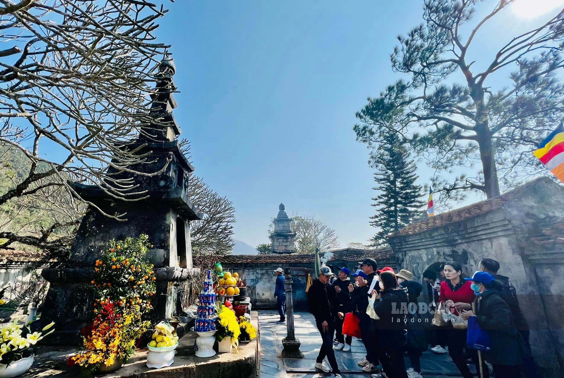 Lễ hội Yên Tử diễn ra từ ngày 10 tháng Giêng đến hết tháng 3 âm lịch. Đây cũng là thời điểm Yên Tử thu hút đông đảo du khách thập phương nhất. Du khách đến đây sẽ vừa được đắm chìm không khí linh thiêng của Phật tổ, lại vừa có cơ hội vãn cảnh, hòa mình vào thiên nhiên hoang sơ, hùng vĩ.