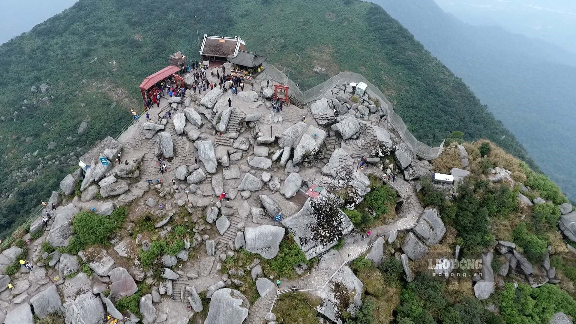 Đây là một dải núi cao nằm trên địa phận tỉnh Quảng Ninh và tỉnh Bắc Giang, thuộc thôn Nam Mẫu, xã Thượng Yên Công, Tp. Uông Bí, tỉnh Quảng NinhNúi Yên Tử còn có tên gọi là Yên Tử sơn, Bạch Vân Sơn. Ngọn núi cao 1068m so với mực nước biển, quanh năm bảo phủ bởi làn mây trắng bồng bềnh tạo nên khung cảnh huyền bí vô cùng cuốn hút.