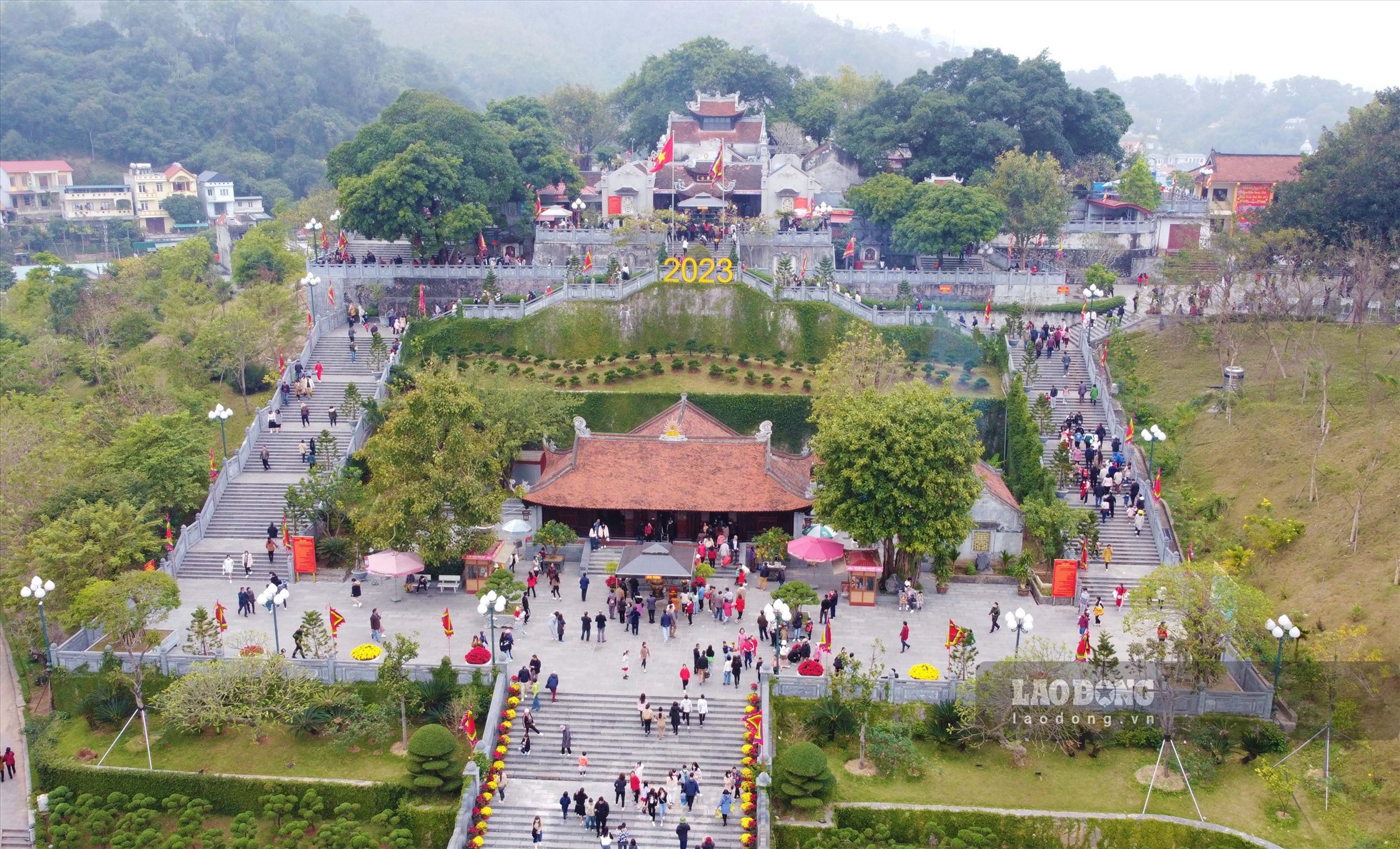 Đền Cửa Ông, nằm trên đồi khu 9A, phường Cửa Ông, thành phố Cẩm Phả, tỉnh Quảng Ninh. Đây là nơi “gặp gỡ” của núi non, rừng già và biển cả, được thiên nhiên ưu ái ban tặng một vị trí đắc địa. Ảnh: Đoàn Hưng