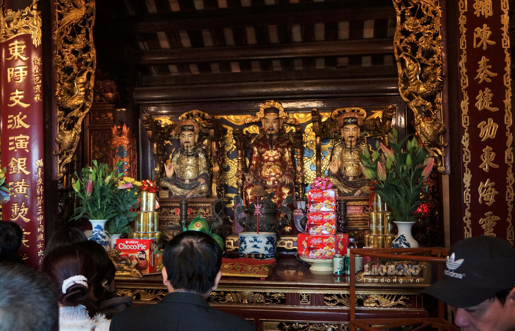 Nơi đây thờ Đức Ông Đệ Tam Cửa Suốt - Hưng Nhượng Vương Trần Quốc Tảng (con thứ ba của Trần Hưng Đạo). Ông là người có công lao to lớn trong việc trấn giữ vùng Đông Bắc của Tổ Quốc. Ngoài ra, nơi đây còn thờ đầy đủ các tướng sĩ nhà Trần và gia thất: Trần Quốc Tuấn, Trần Anh Tông, Trần Khánh Dư, Phạm Ngũ Lão, Yết Kiêu,...