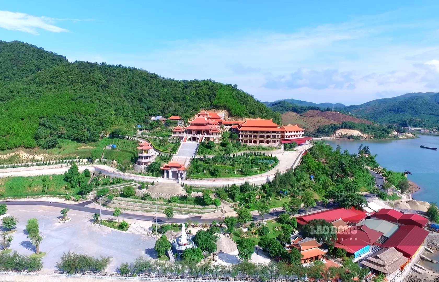 Chùa Cái Bầu (tên gọi khác là Thiền viện Trúc Lâm Giác Tâm) là một ngôi chùa nằm ở thôn 1 của xã Hạ Long, huyện Vân Đồn, tỉnh Quảng Ninh. Chùa Cái Bầu Quảng Ninh được xây dựng trên nền ngôi Phúc Linh Tự vào năm 2007. Chùa được tu sửa trong khoảng 2 năm và khánh thành vào năm 2009 với tổng diện tích lên đến 20 ha. Ảnh: Đoàn Hưng