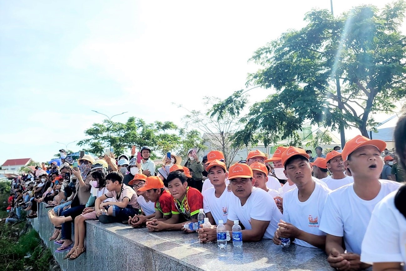 Hàng ngàn người dân, du khách tập trung quanh bờ hồ theo dõi, cổ vũ các đội thuyền thi đấu. Ảnh: Nguyễn Thắng