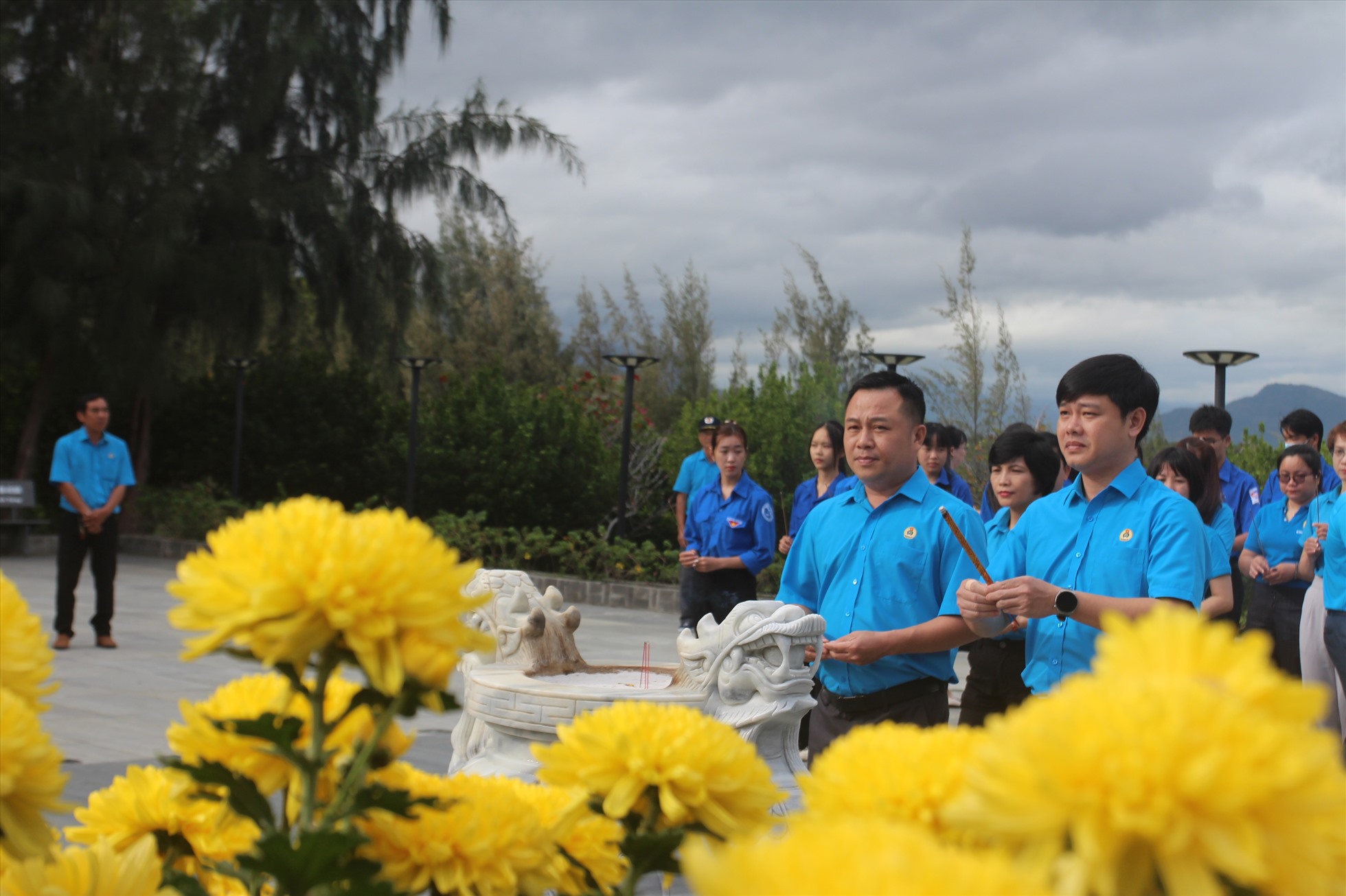 Cán bộ, đoàn viên LĐLĐ Khánh Hòa đang hương tưởng niệm anh hùng, liệt sĩ tại Khu tưởng niệm Gạc Ma. Ảnh: Phương Linh