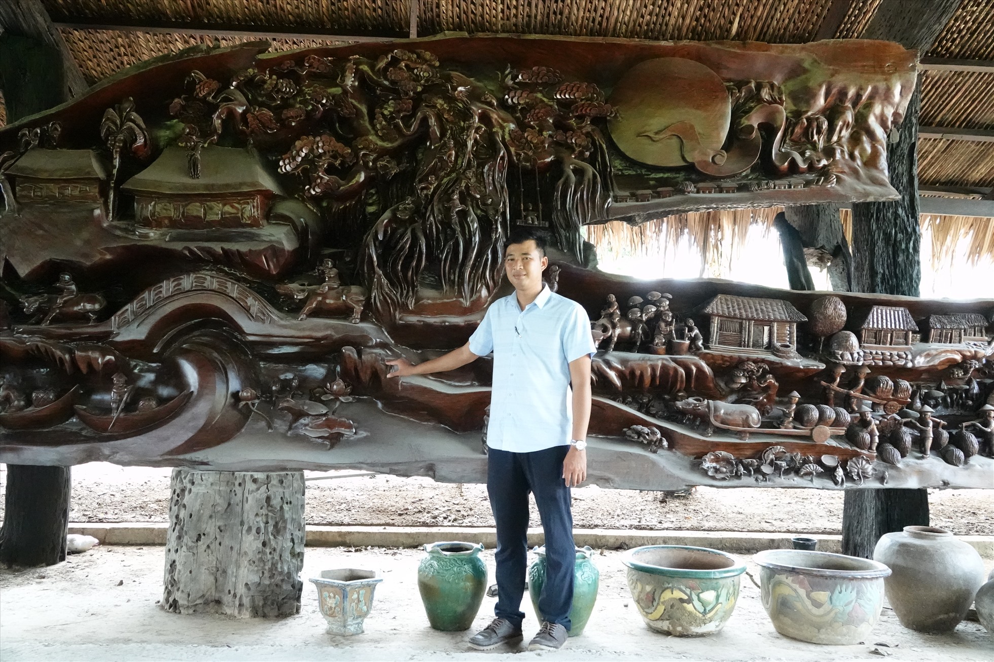 Ông Phan Văn Khánh (gọi ông Nghỉ bằng cậu) -  Giám đốc Khu du lịch Mỹ Luông cho biết, sau 15 năm sưu tầm, ông Nghỉ sở hữu hơn 3.000 m3 gỗ lũa. Trong số đó, ông chọn ra những phần ưng ý nhất rồi thuê thợ từ ngoài Bắc vào điêu khắc thành hơn 50 tác phẩm nghệ thuật.