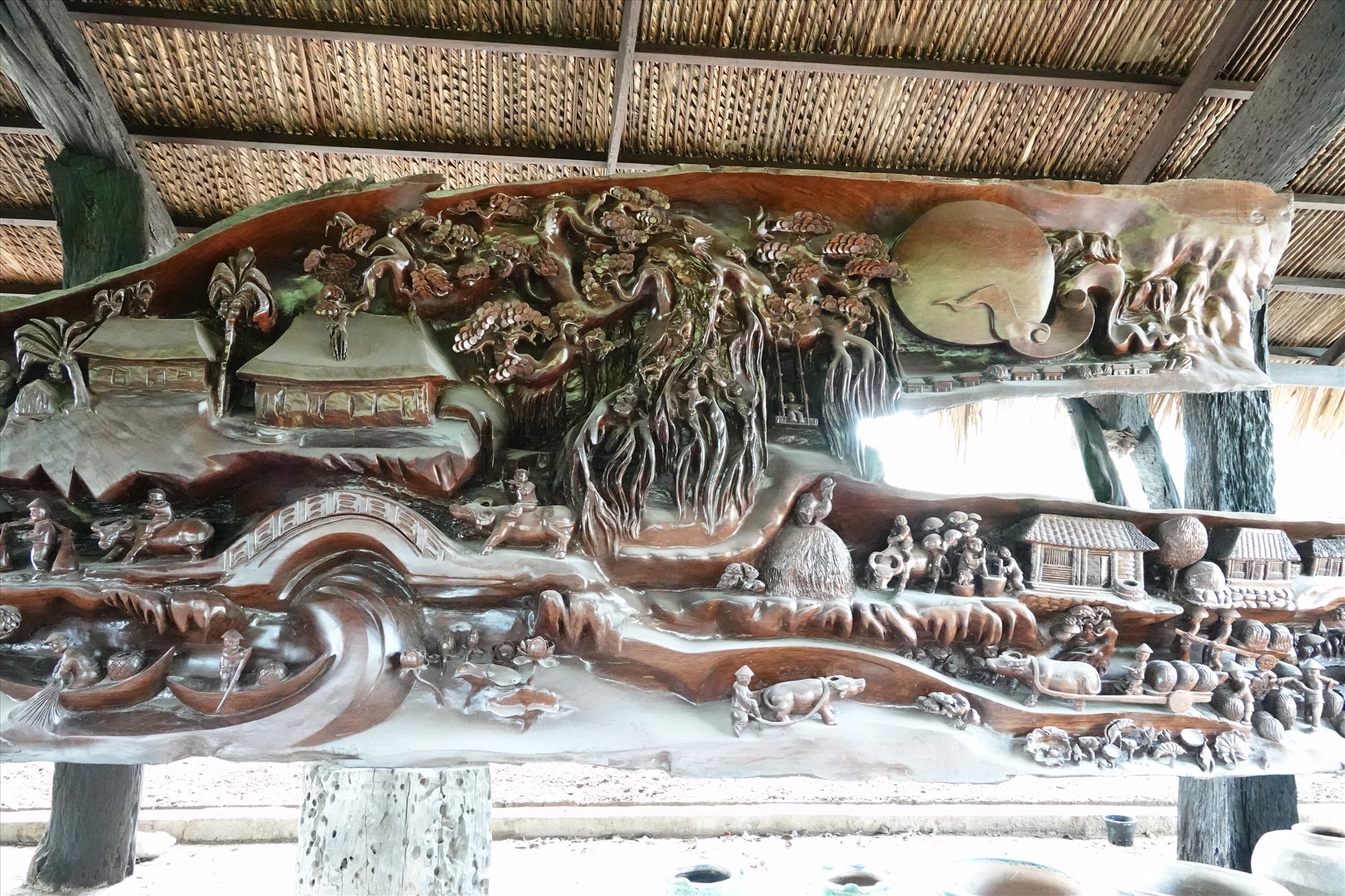 Là người say mê sưu tầm gỗ lũa có tiếng ở An Giang, ông Nguyễn Văn Nghỉ (44 tuổi, huyện Chợ Mới, tỉnh An Giang) đang sở hữu trên 50 tác phẩm điêu khắc từ gỗ lũa có kích thước khác nhau từ nhỏ đến lớn.