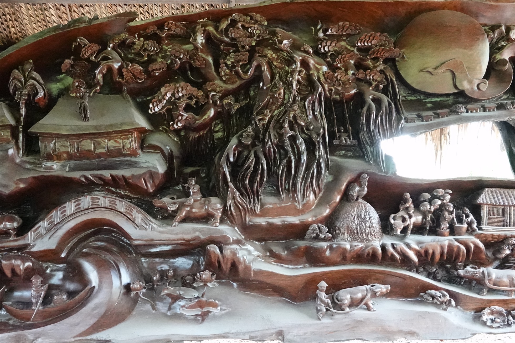 Bức tranh đồng quê Việt Nam làm từ gỗ lũa của ông Nghỉ đã xác lập kỷ lục Việt Nam vì sở hữu kích thước khủng và đạt giá trị độc bản. Sắp tới, bức tranh này sẽ đưa vào phục vụ du khách đến tham quan, chiêm ngưỡng tại Khu du lịch Mỹ Luông.