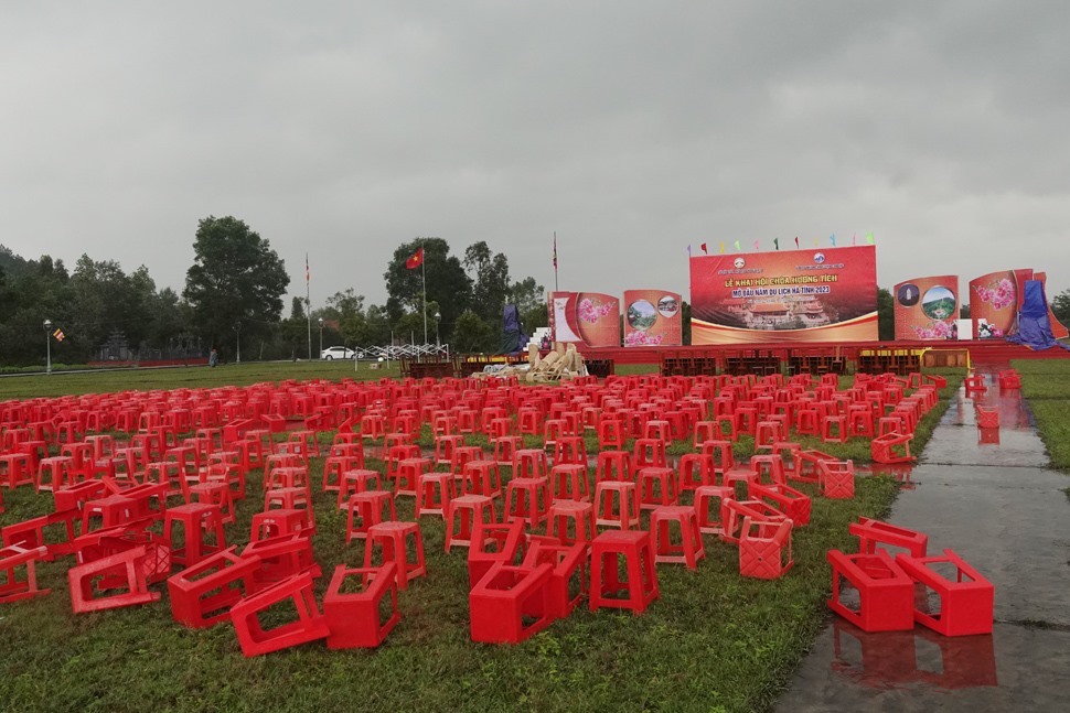 Sân khấu tổ chức lễ khai hội chùa Hương Tích đã chuẩn bị nhưng do trời mưa nên đã hoãn. Ảnh: Trần Tuấn.