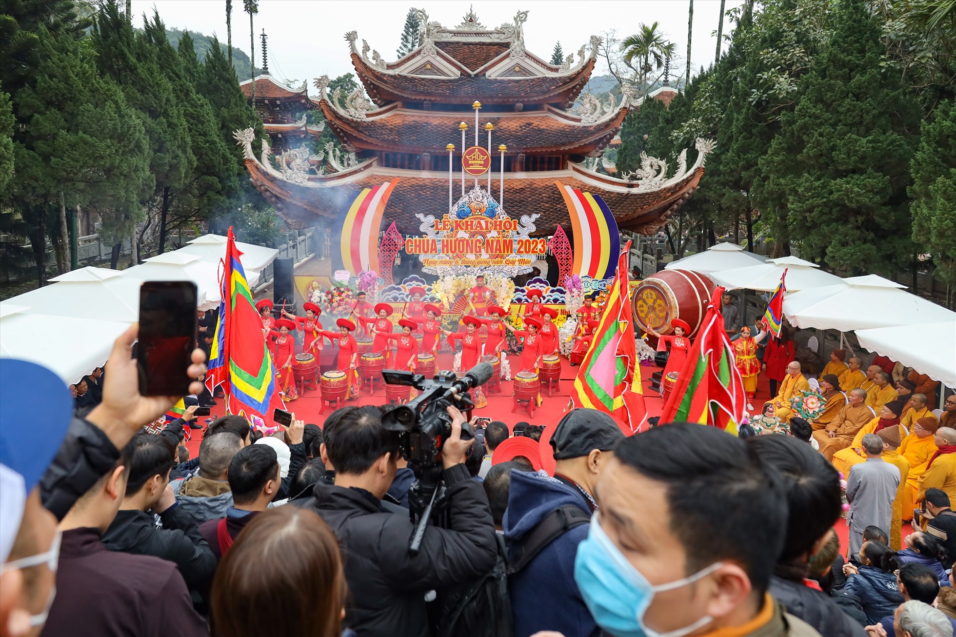 Lễ hội chùa Hương năm nay có nhiều đổi mới để đáp ứng nhu cầu tham quan, thưởng ngoạn của du khách về với miền đất Phật.