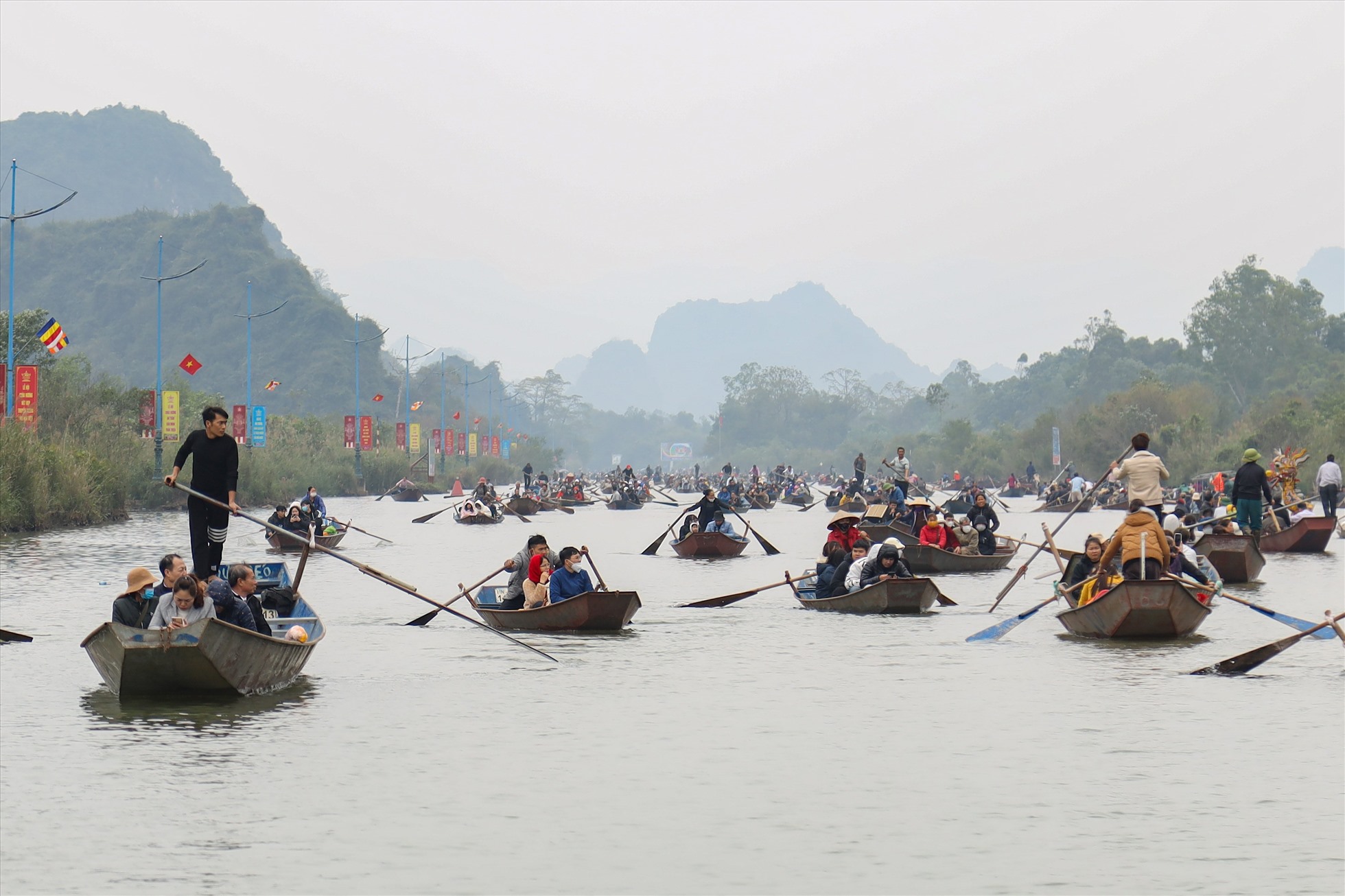 Theo Ban quản lý Khu Di tích thắng cảnh Hương Sơn từ ngày mùng 3 đến mùng 5 Tết, chùa Hương đã đón khoảng 102.000 lượt khách và chỉ riêng ngày mùng 5 Tết đã đón tới 47.000 lượt khách tới tham quan lễ chùa.
