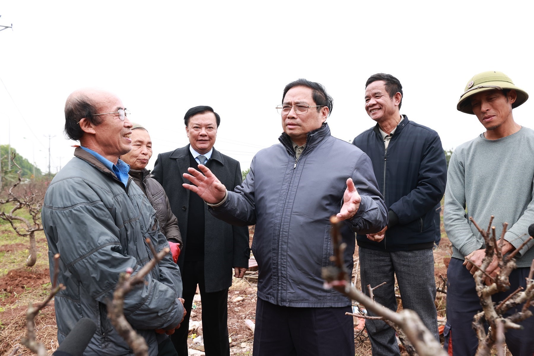 Thủ tướng Phạm Minh Chính thăm hỏi, động viên người dân. Ảnh: Dương Giang
