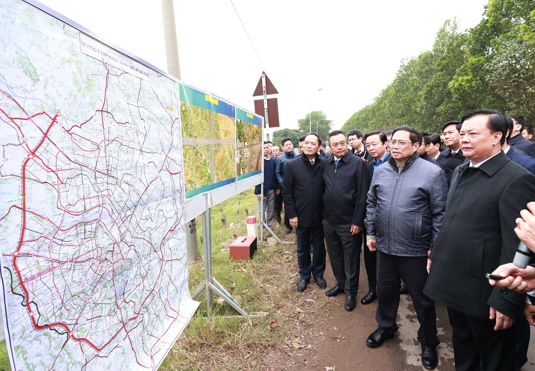 Thủ tướng Phạm Minh Chính xem bản đồ tuyến đường vành đai 4 vùng Thủ đô Hà Nội tại điểm xã Song Phương, huyện Hoài Đức. Ảnh: Dương Giang