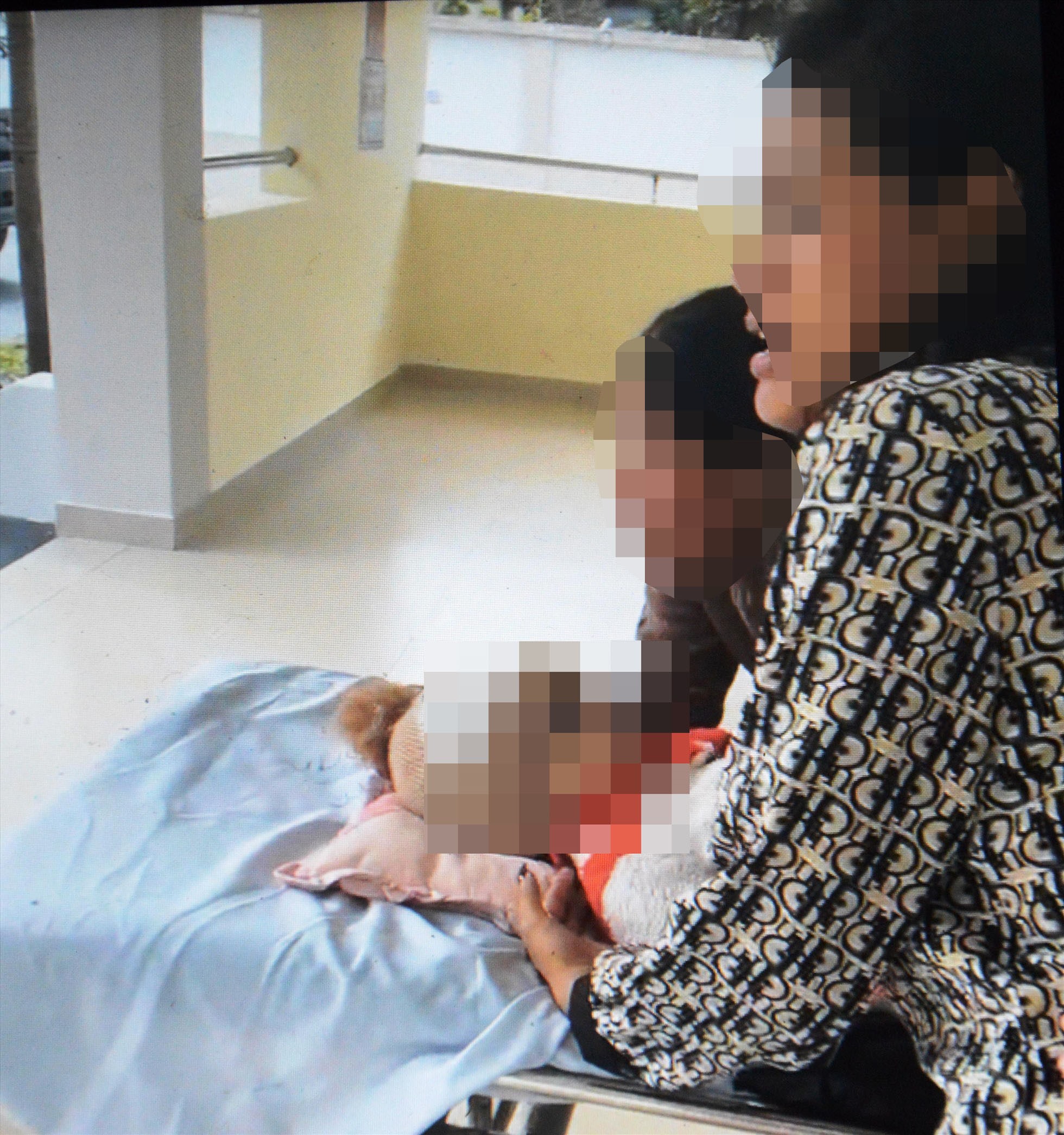 Người nhà đau đớn trước cái chết của cháu T.Đ.L.(3 tuổi) ở Quảng Ngãi. Ảnh: Đông Giang